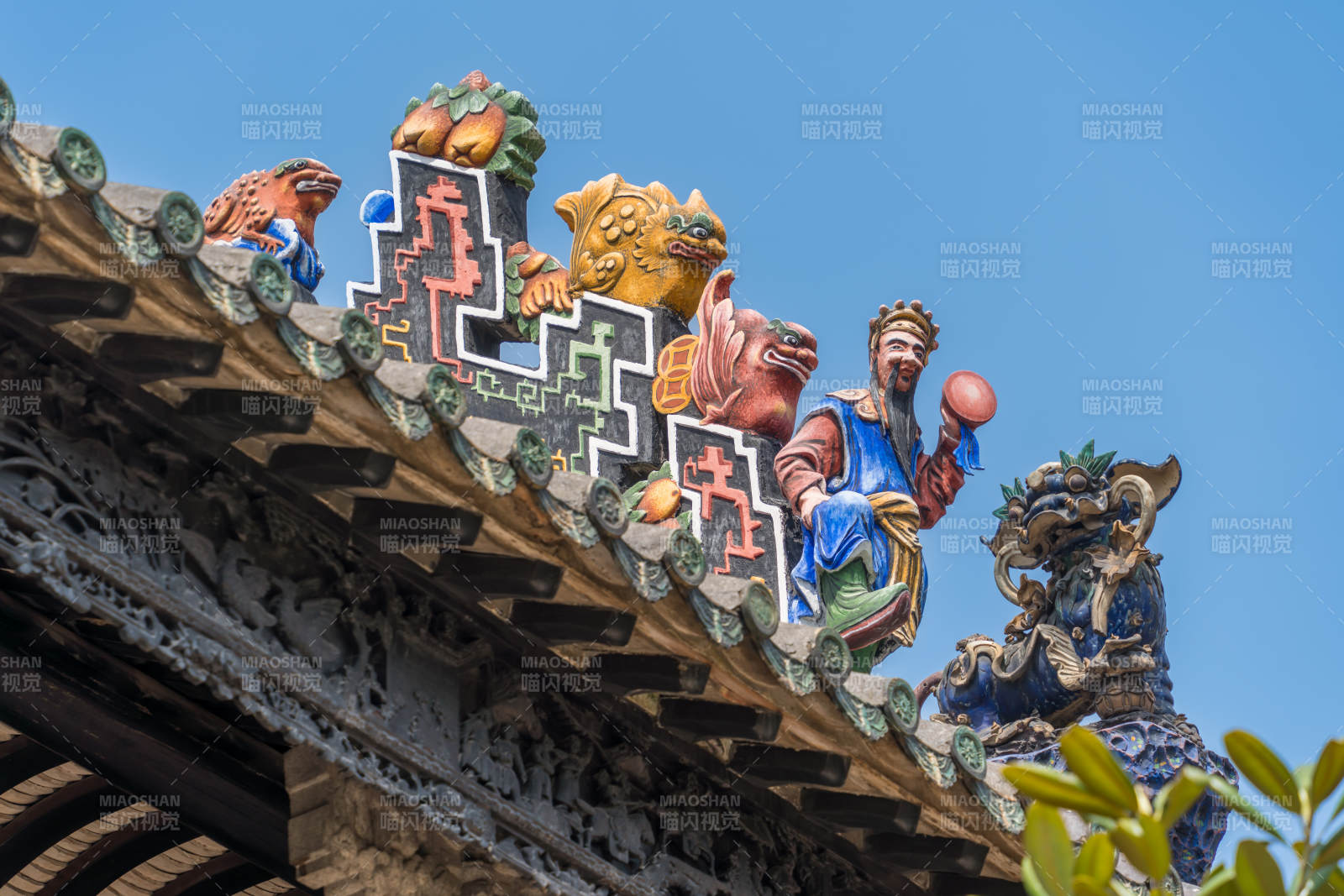廣州陳家祠的古建筑屋脊上的彩塑裝飾