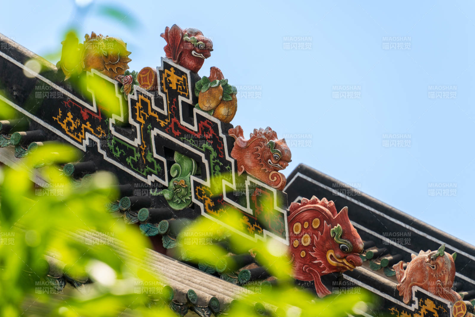 廣州陳家祠的古建筑屋脊上的彩繪裝飾