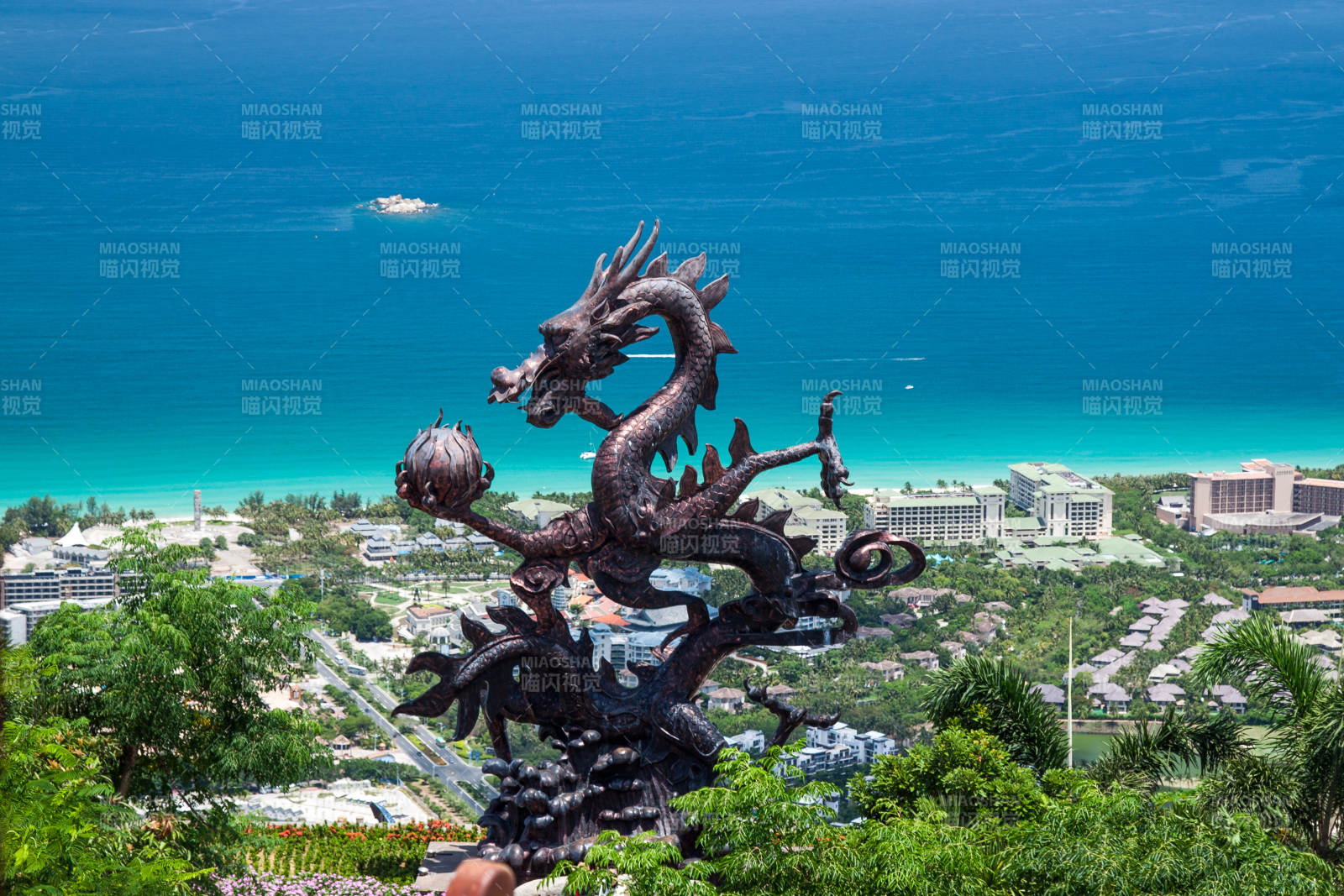 海邊龍雕俯瞰美景海南三亞亞龍灣