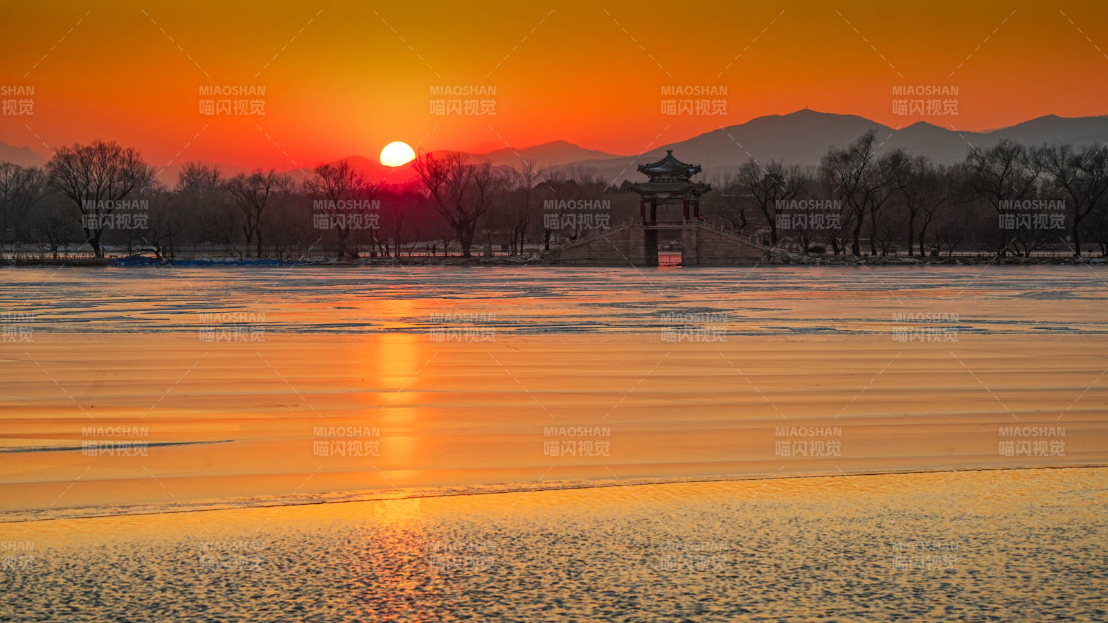 頤和園冬日湖畔夕陽映照