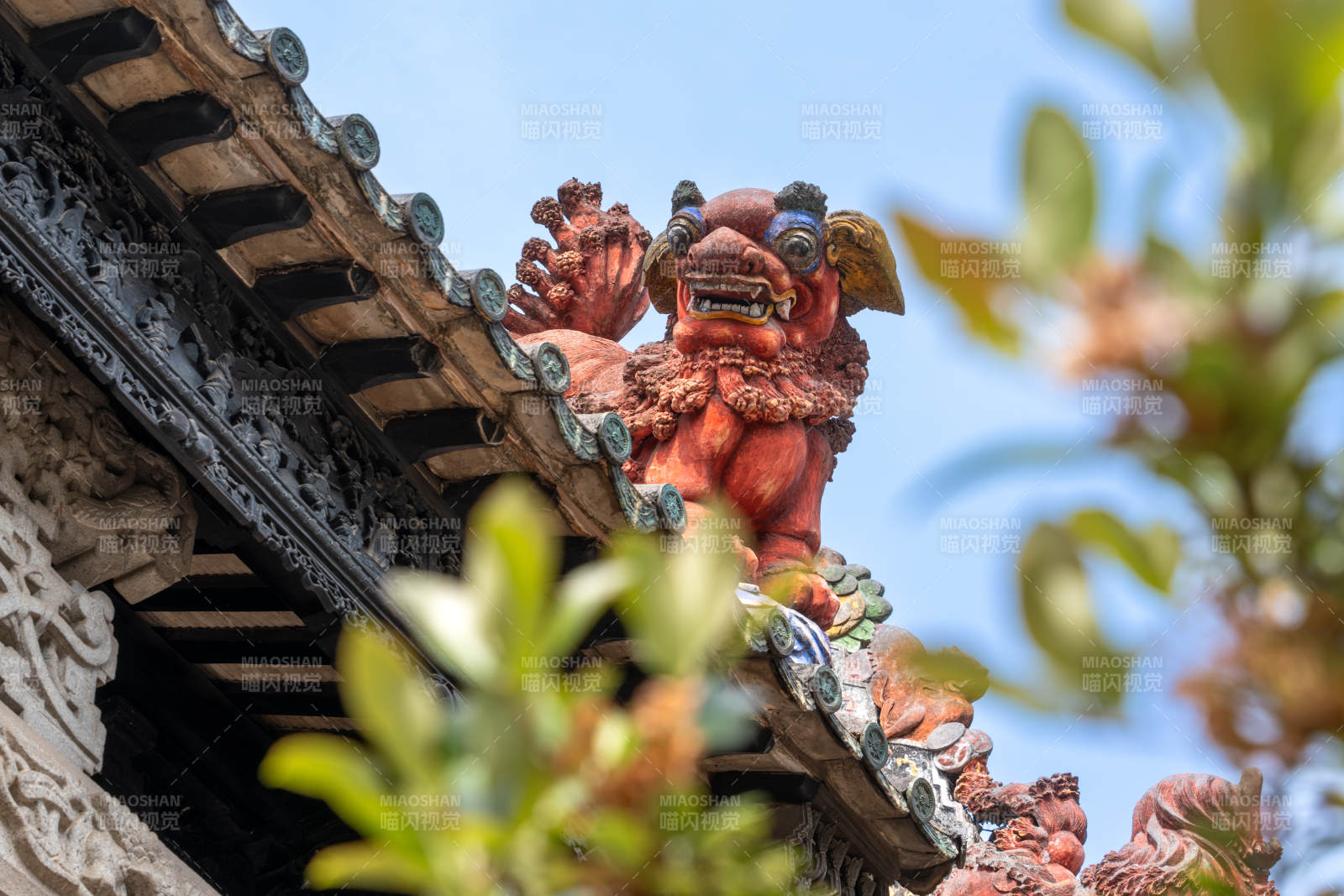 廣州陳家祠的古建筑屋脊上的彩繪雕塑