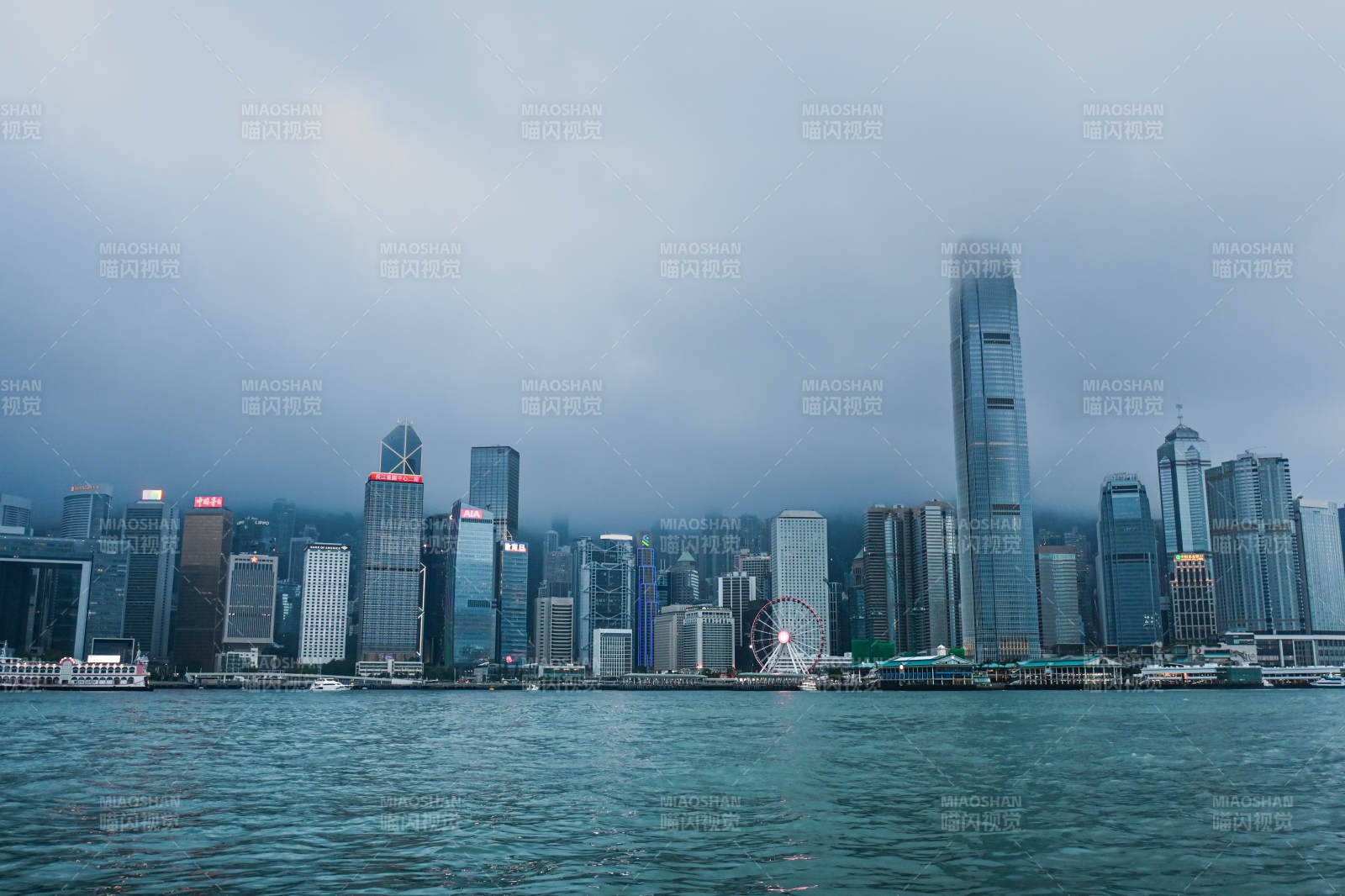 香港天際線雨霧朦朧