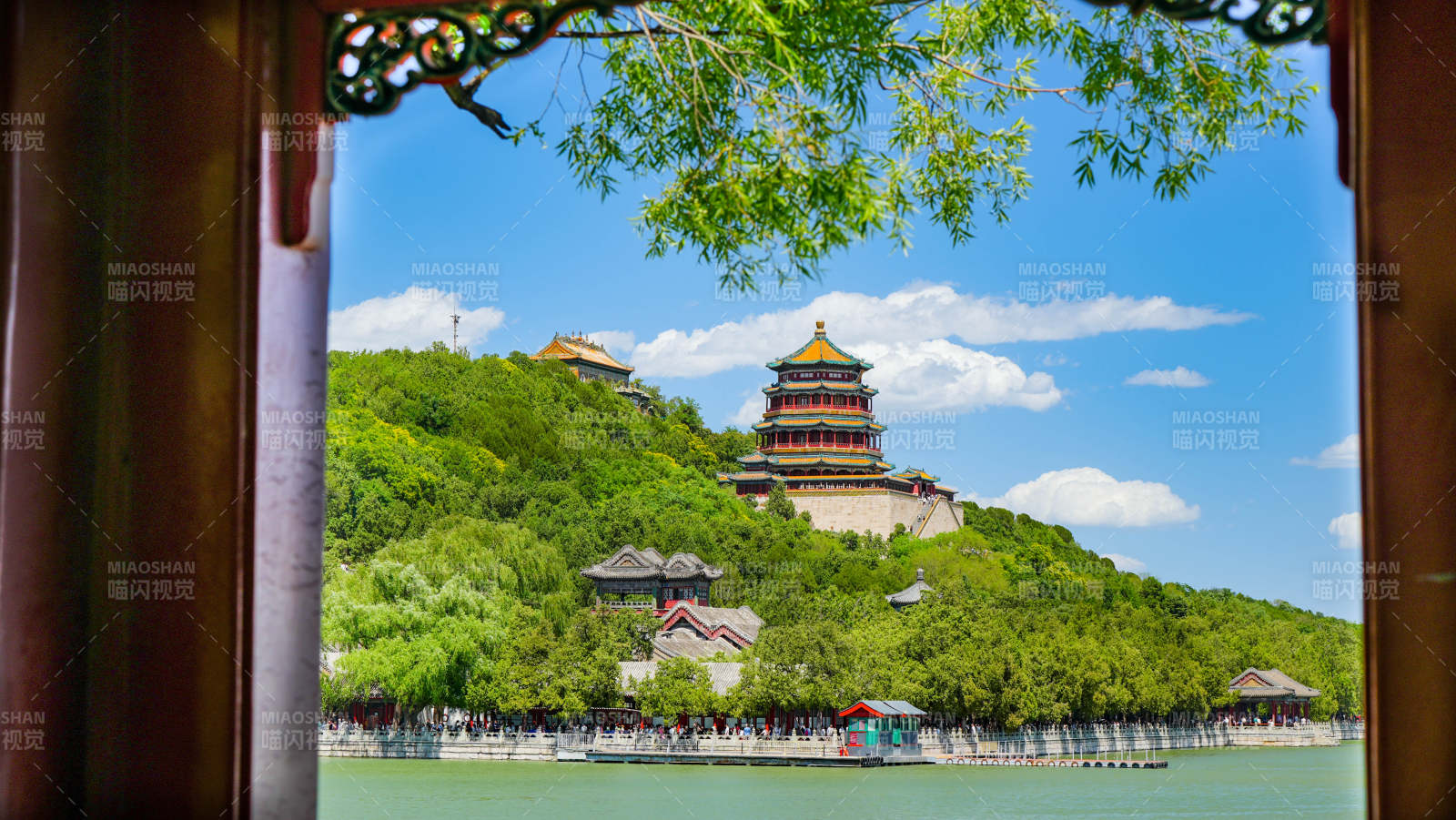 頤和園湖畔塔樓風景
