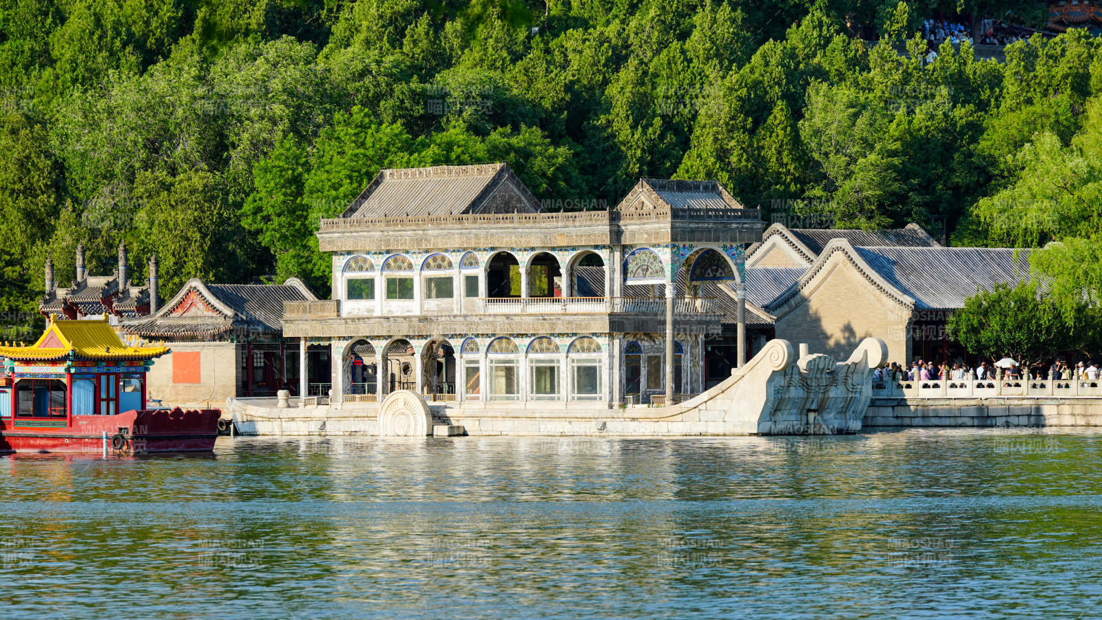 頤和園湖畔古建筑風光