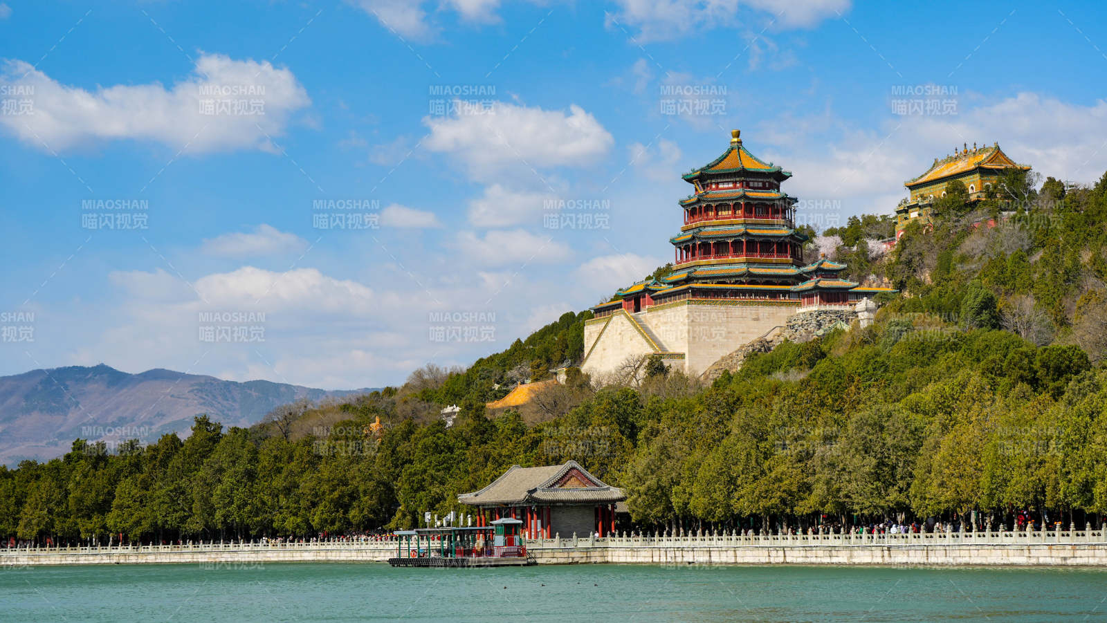頤和園湖畔古塔風光
