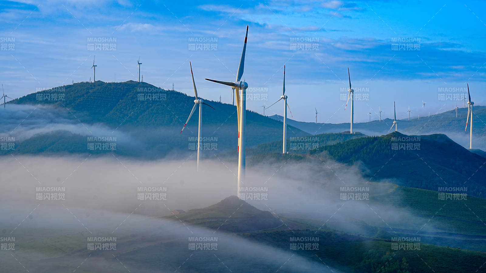 云霧繚繞的風(fēng)力發(fā)電場