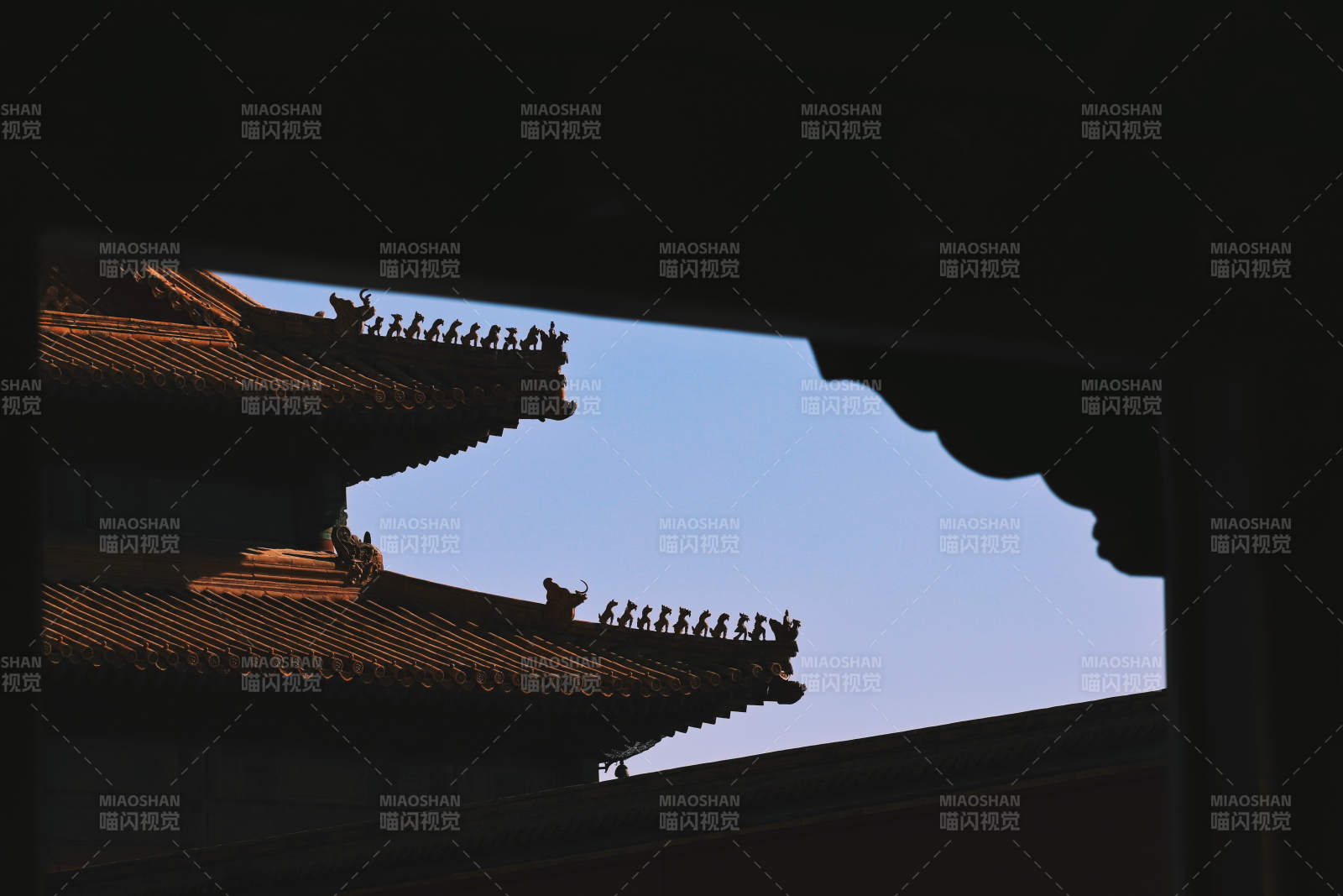紫禁城古建筑剪影與藍天相映