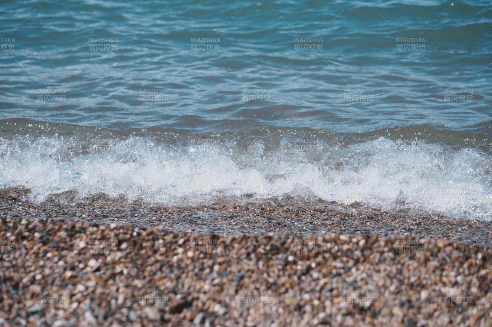 海浪輕拍鵝卵石海灘
