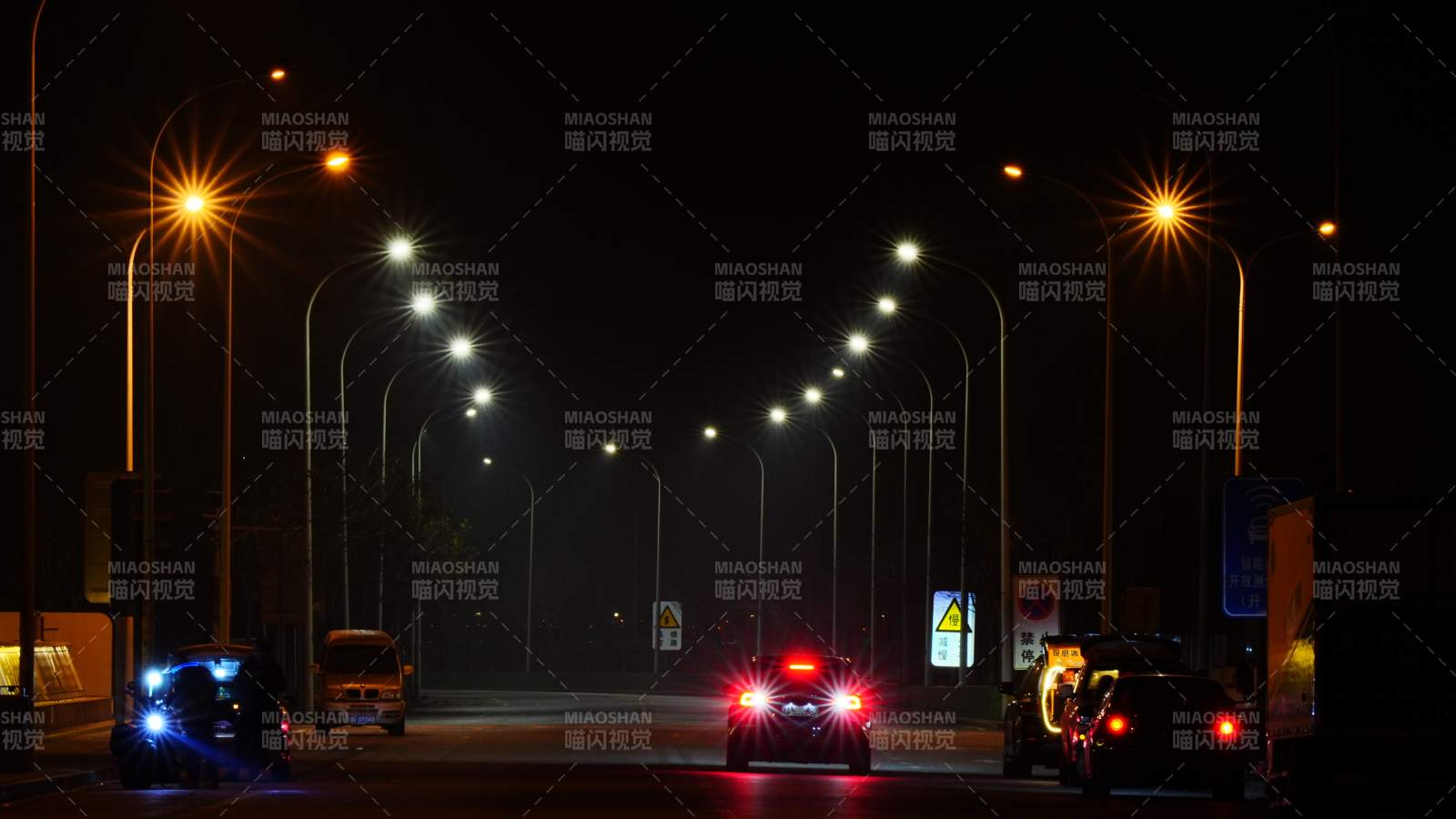 夜幕下的城市街道燈火輝煌