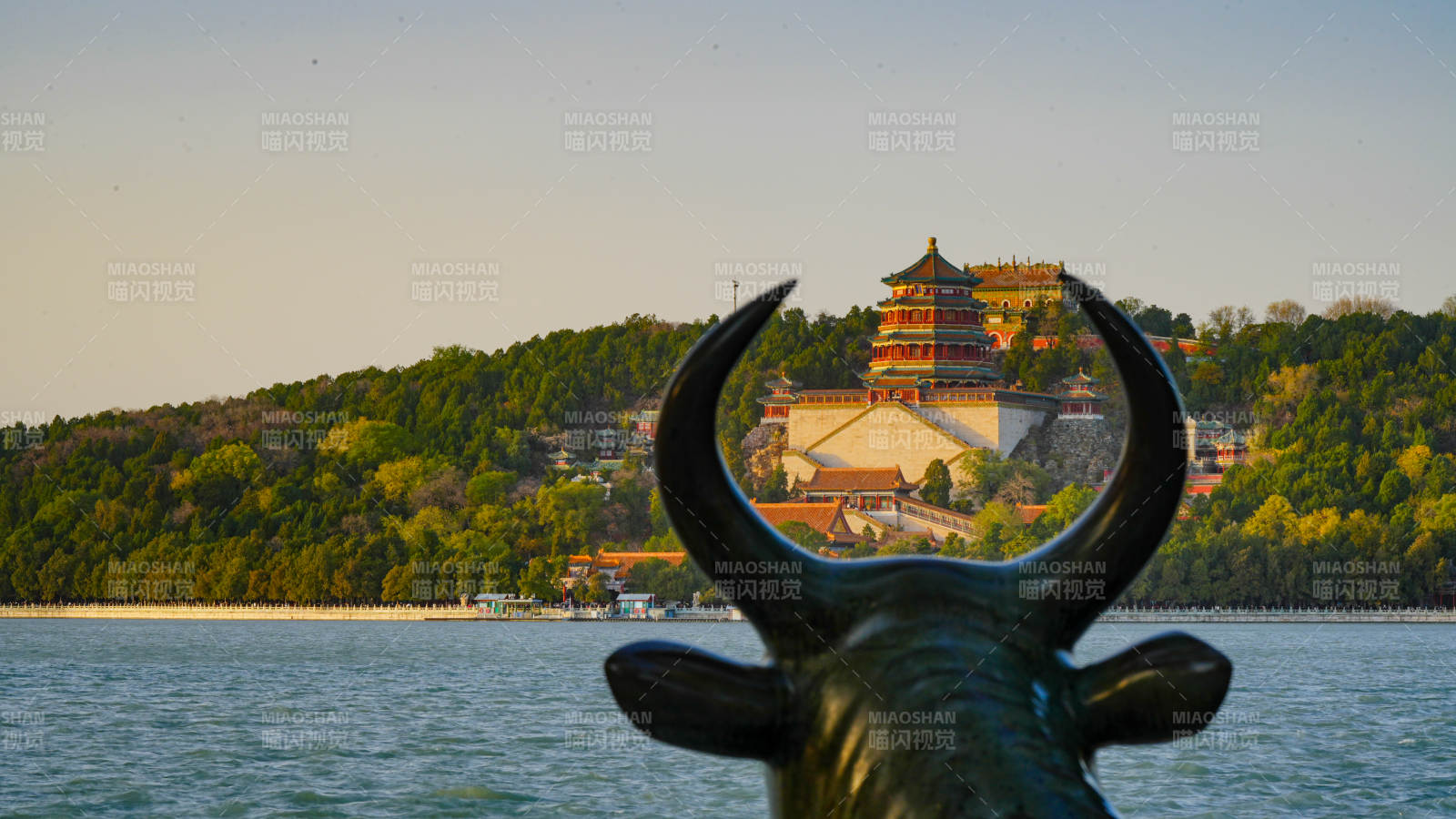 頤和園湖畔牛角雕塑