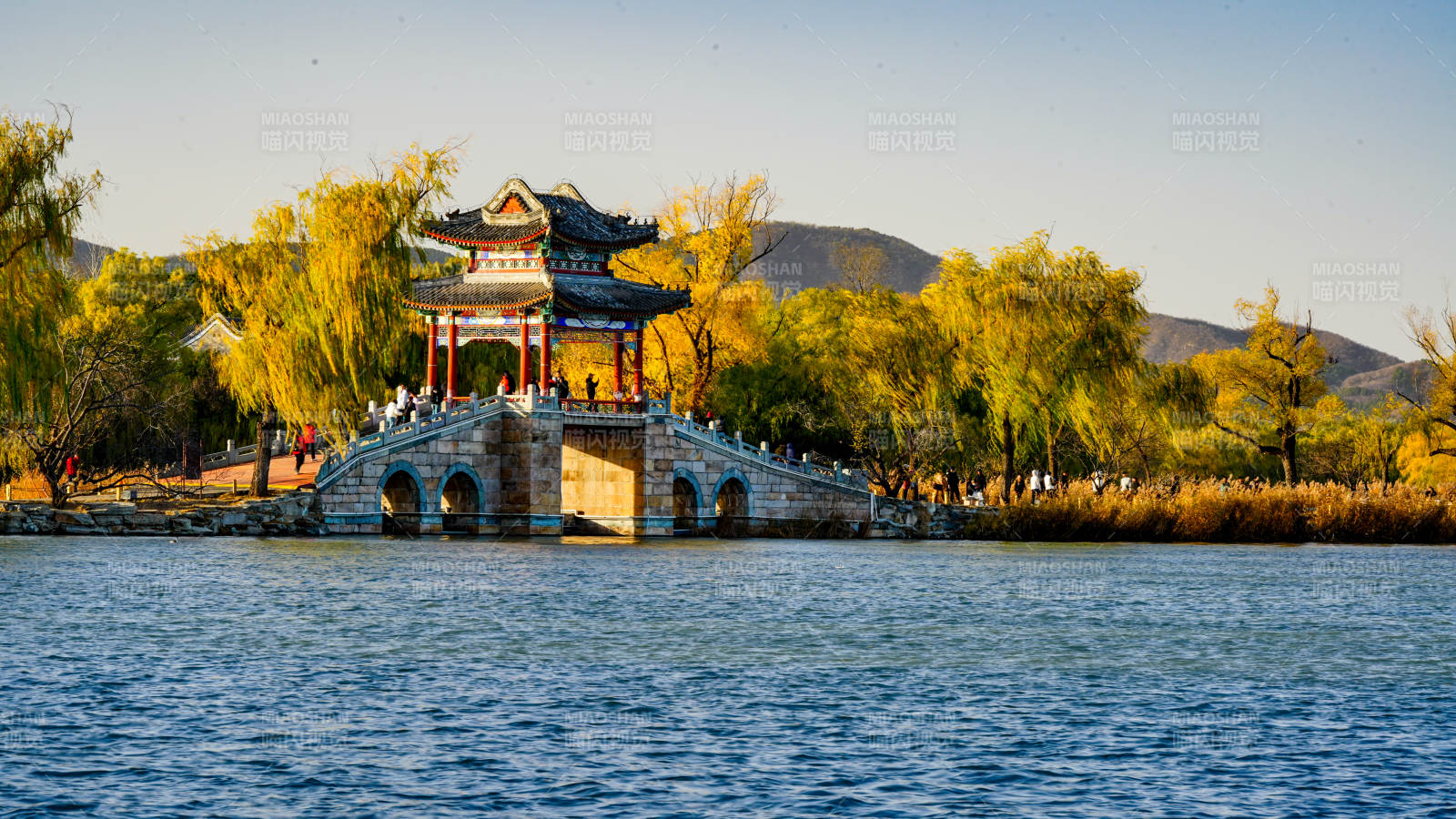 頤和園湖畔古亭秋色濃