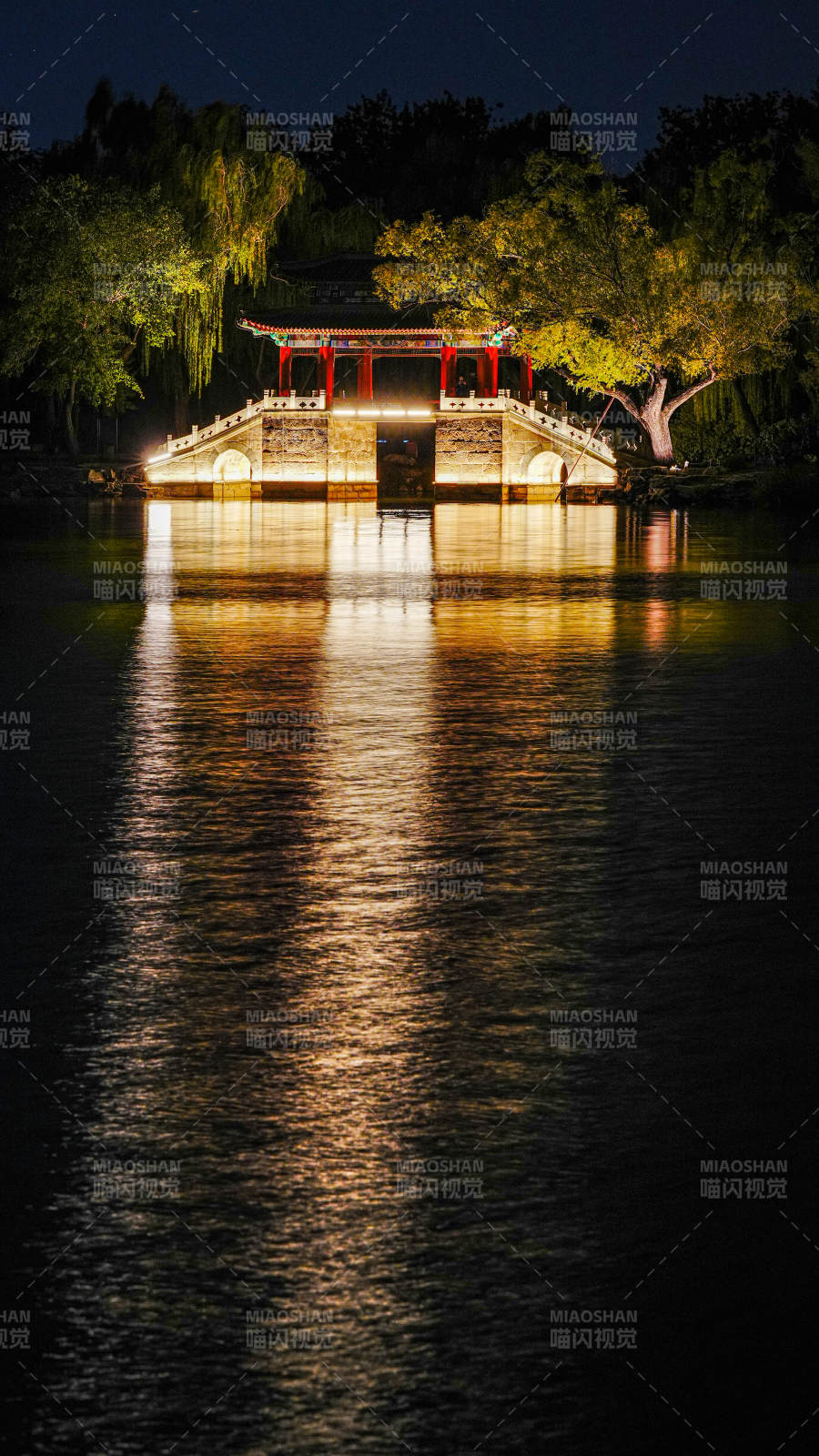 頤和園豳風橋夜色中的倒影