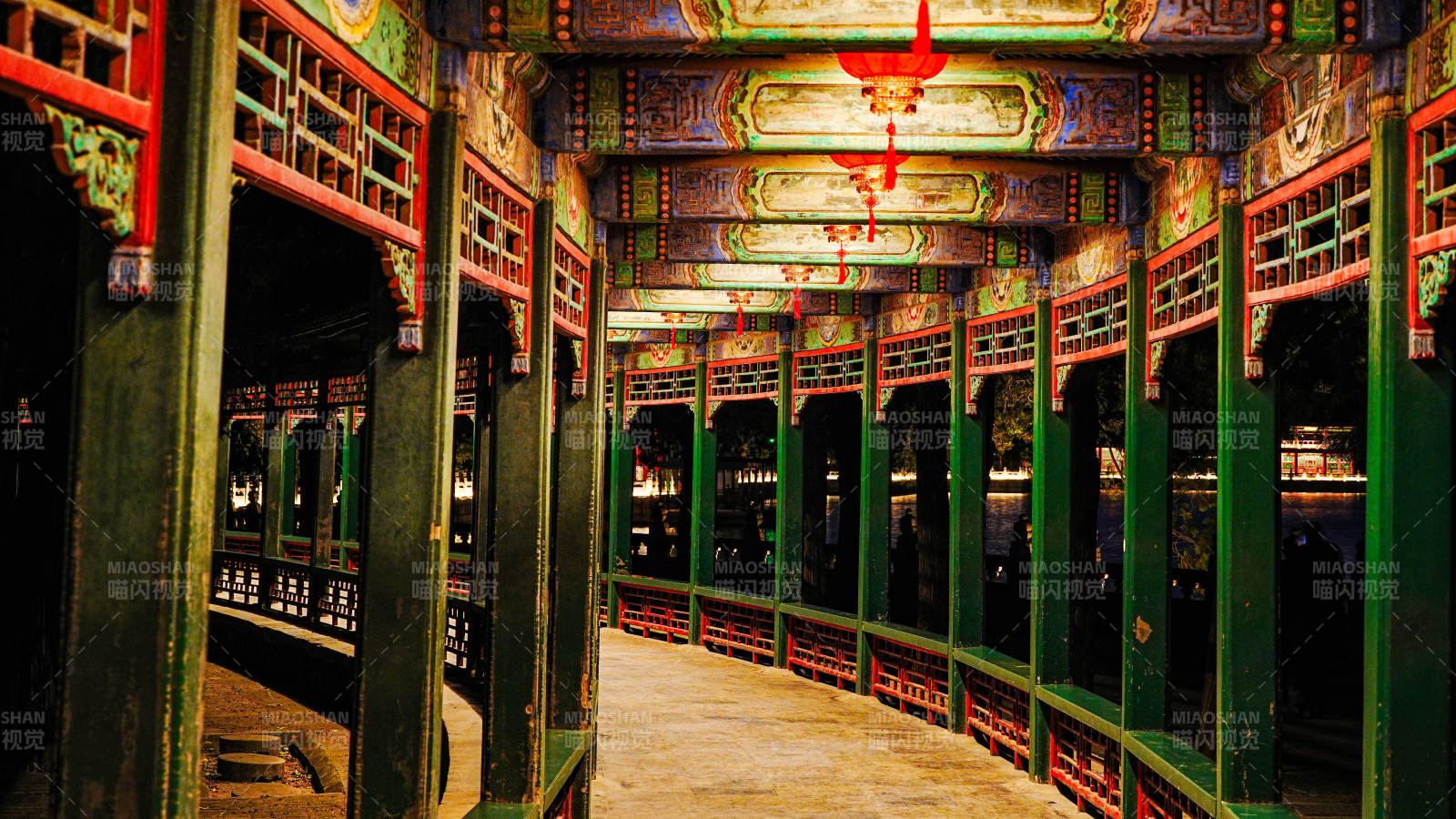 頤和園長(zhǎng)廊古色古香的夜景