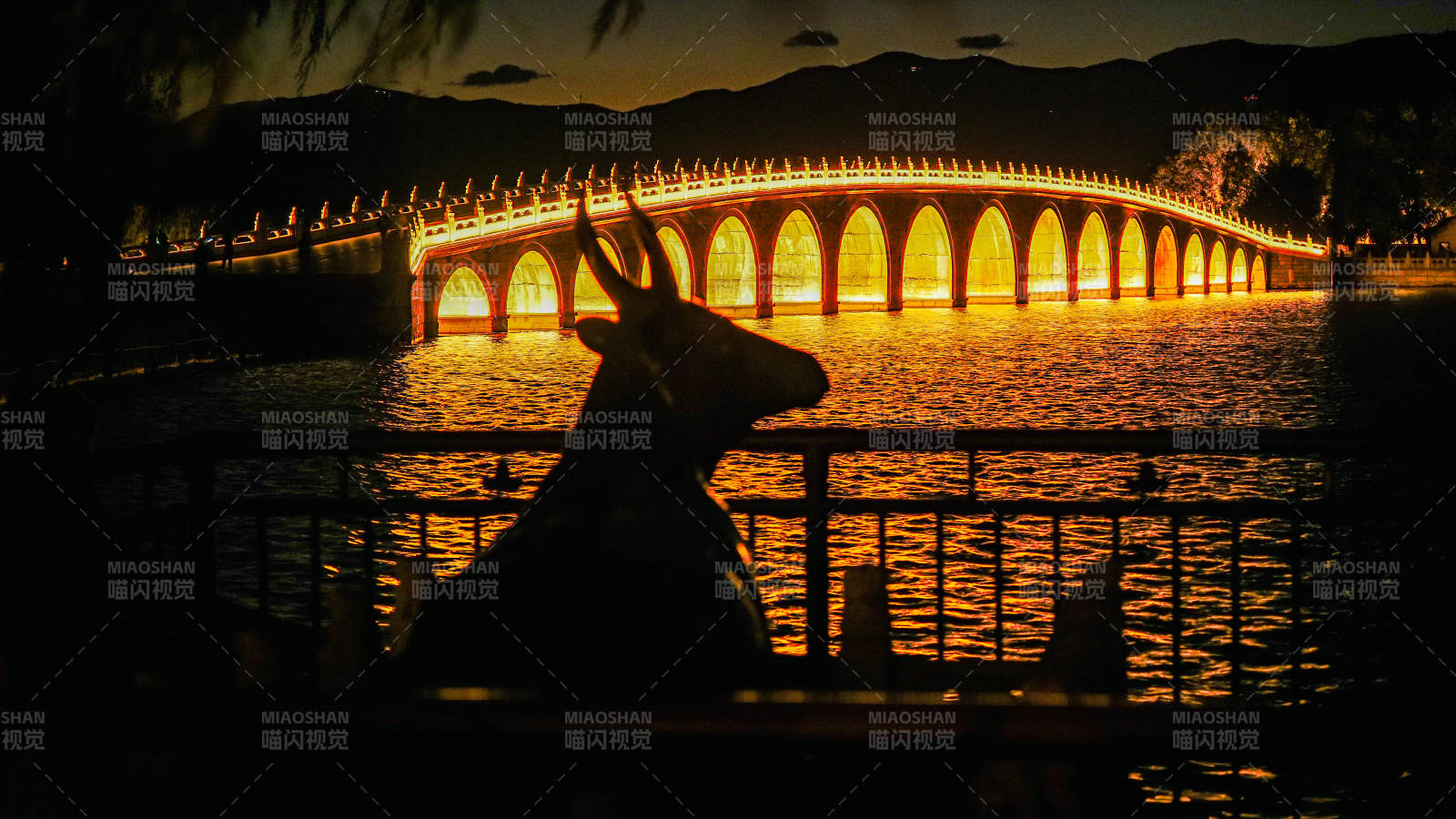 夜色中的十七孔橋與剪影