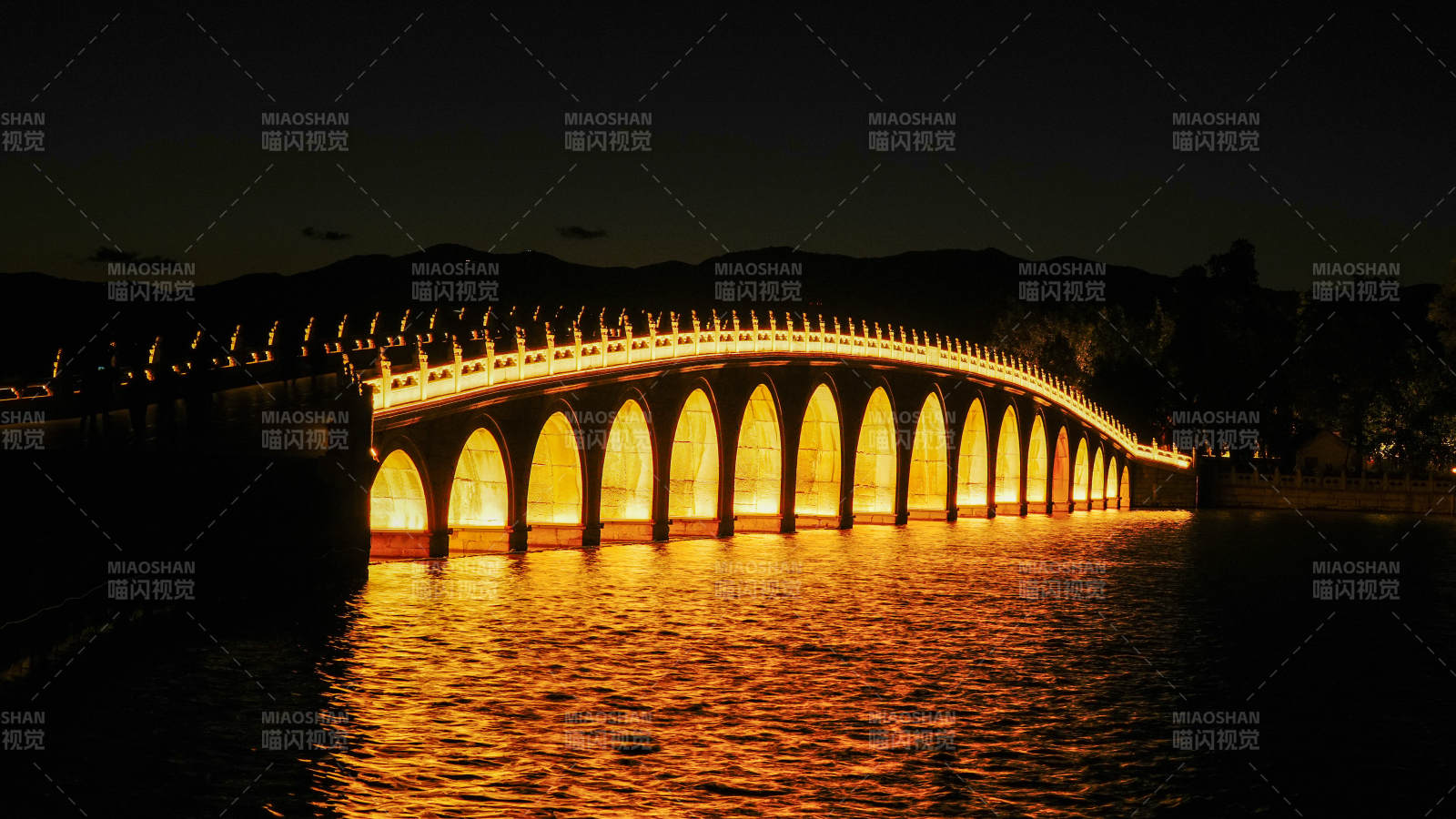 夜色中的拱橋燈火輝煌