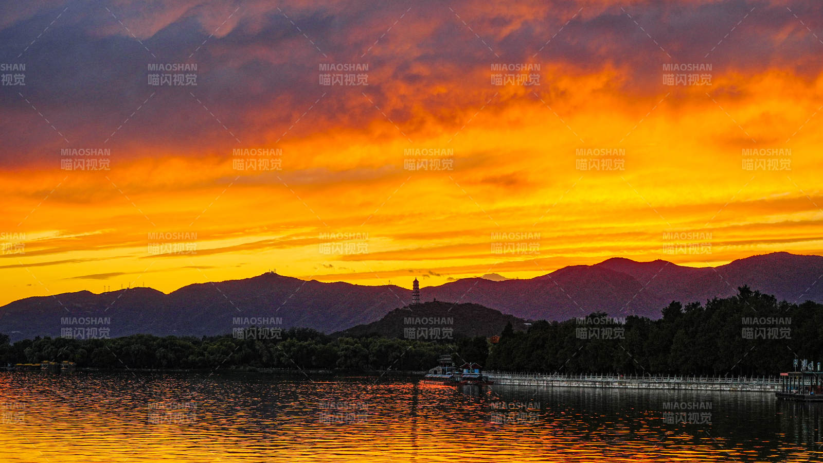 頤和園昆明湖湖畔夕陽映山色