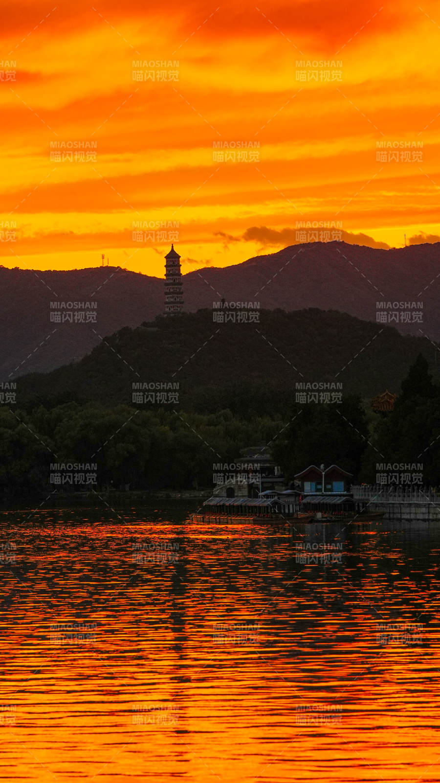 夕陽映照湖畔塔影