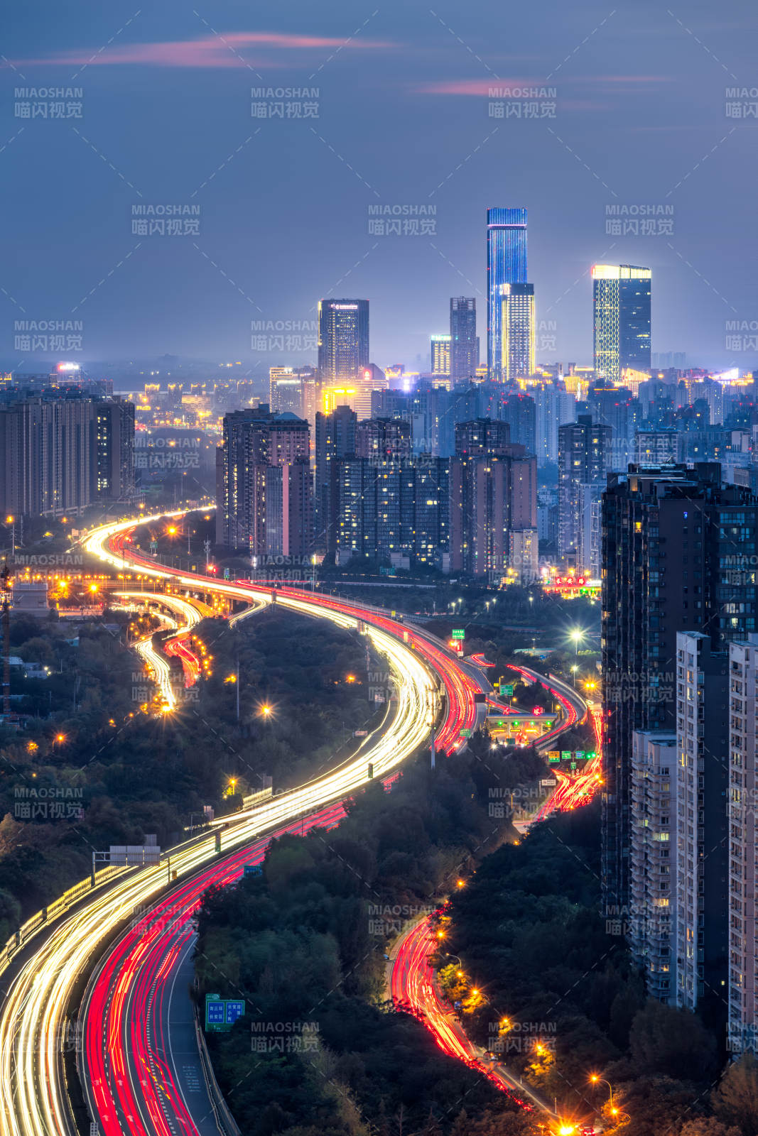 西安夜景與繁忙交通