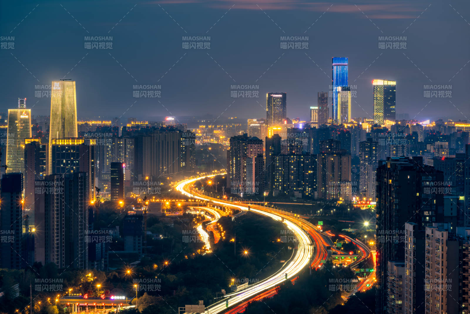 西安城市夜景與繁忙交通