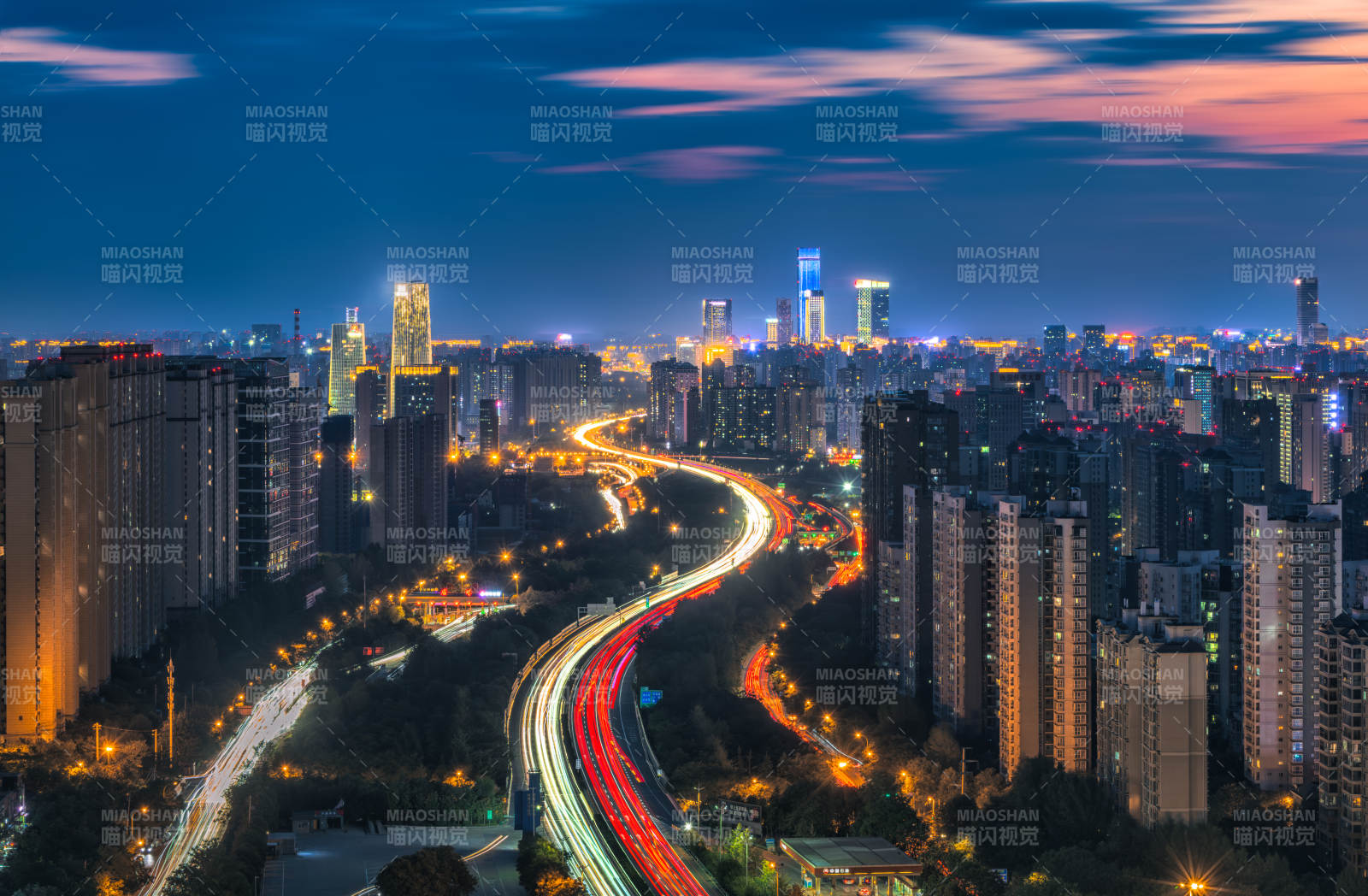 城市夜景與繁忙交通-西安