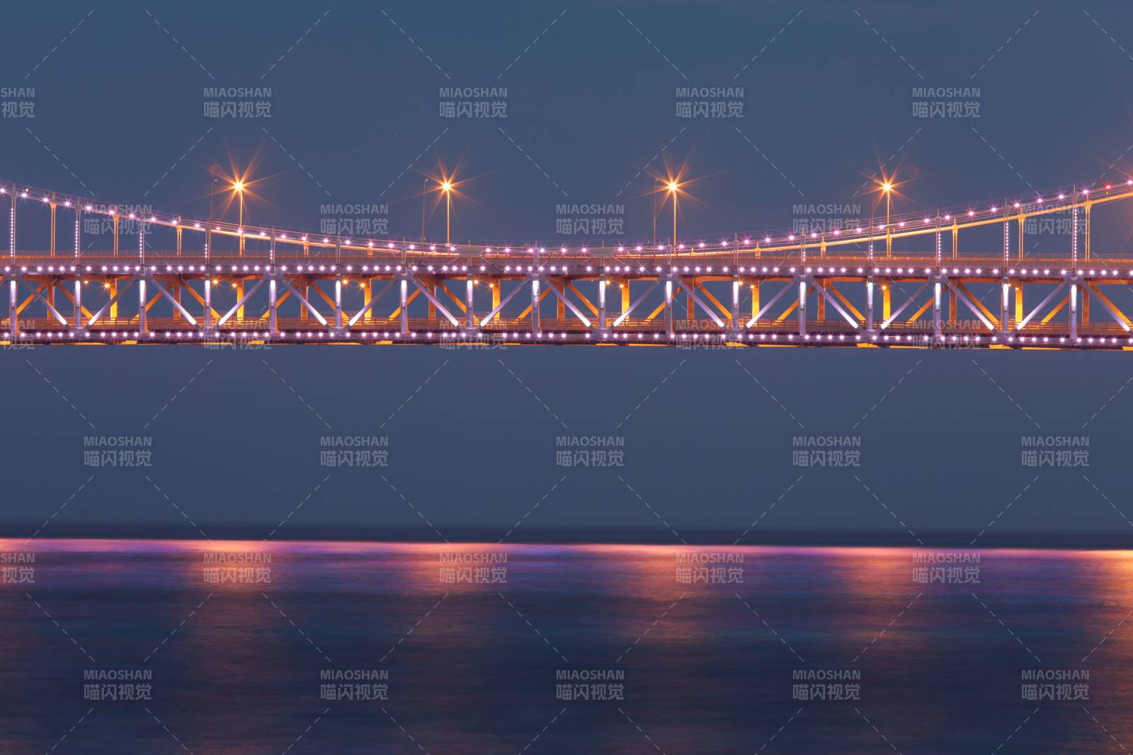 夜色中的夢幻大橋