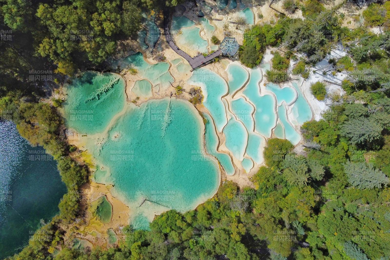 九寨溝碧水池群航拍圖