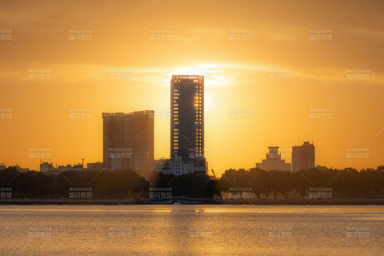 九江甘棠湖夕陽映照城市剪影