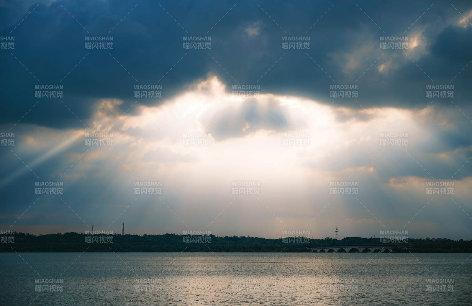 九江市云隙光灑湖面靜謐景