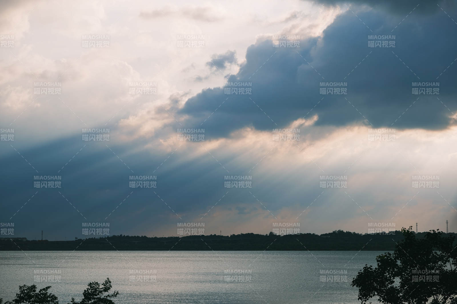 九江市八里湖湖畔云影 光束穿透