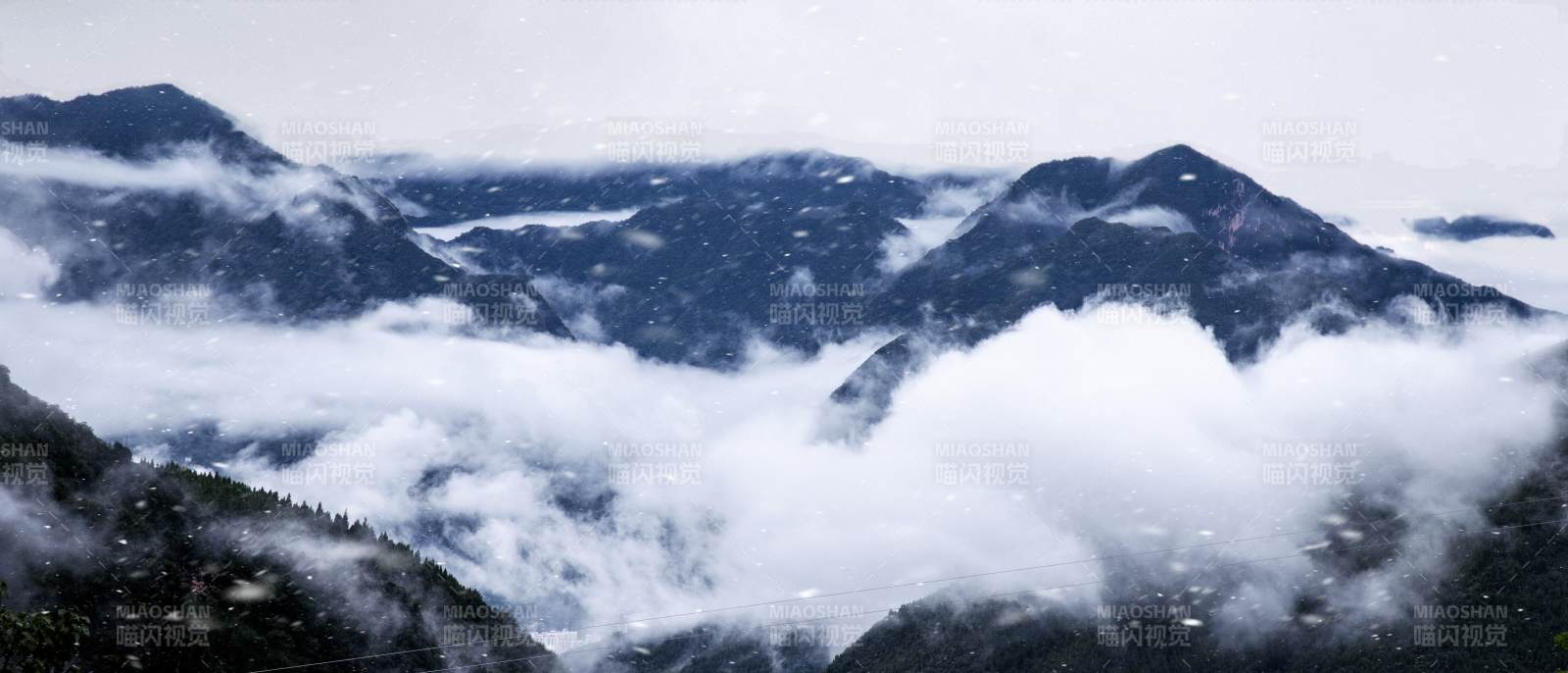 云霧繚繞的山巒景色宜昌市兩古路山巔景色