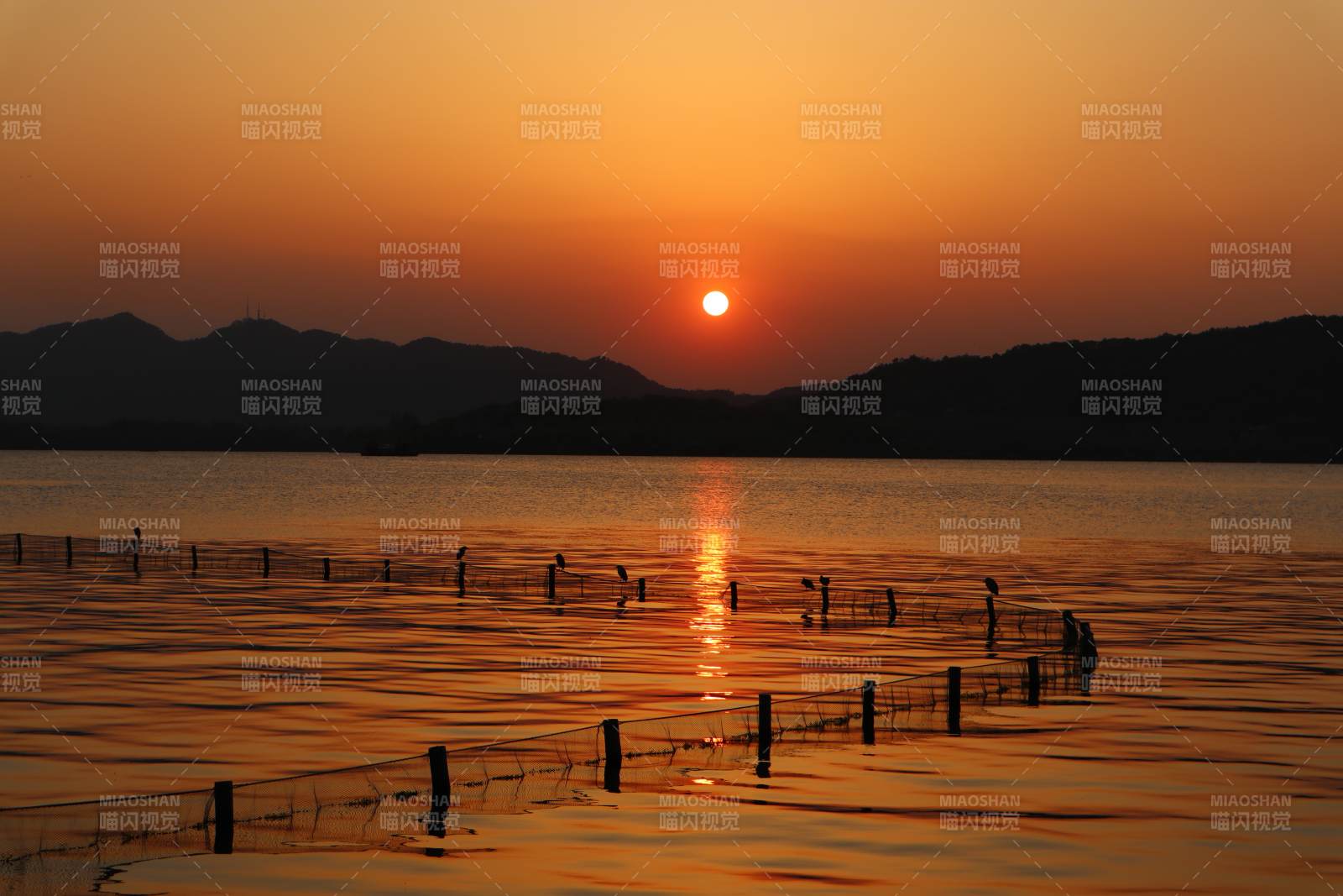 湖畔夕陽映山影