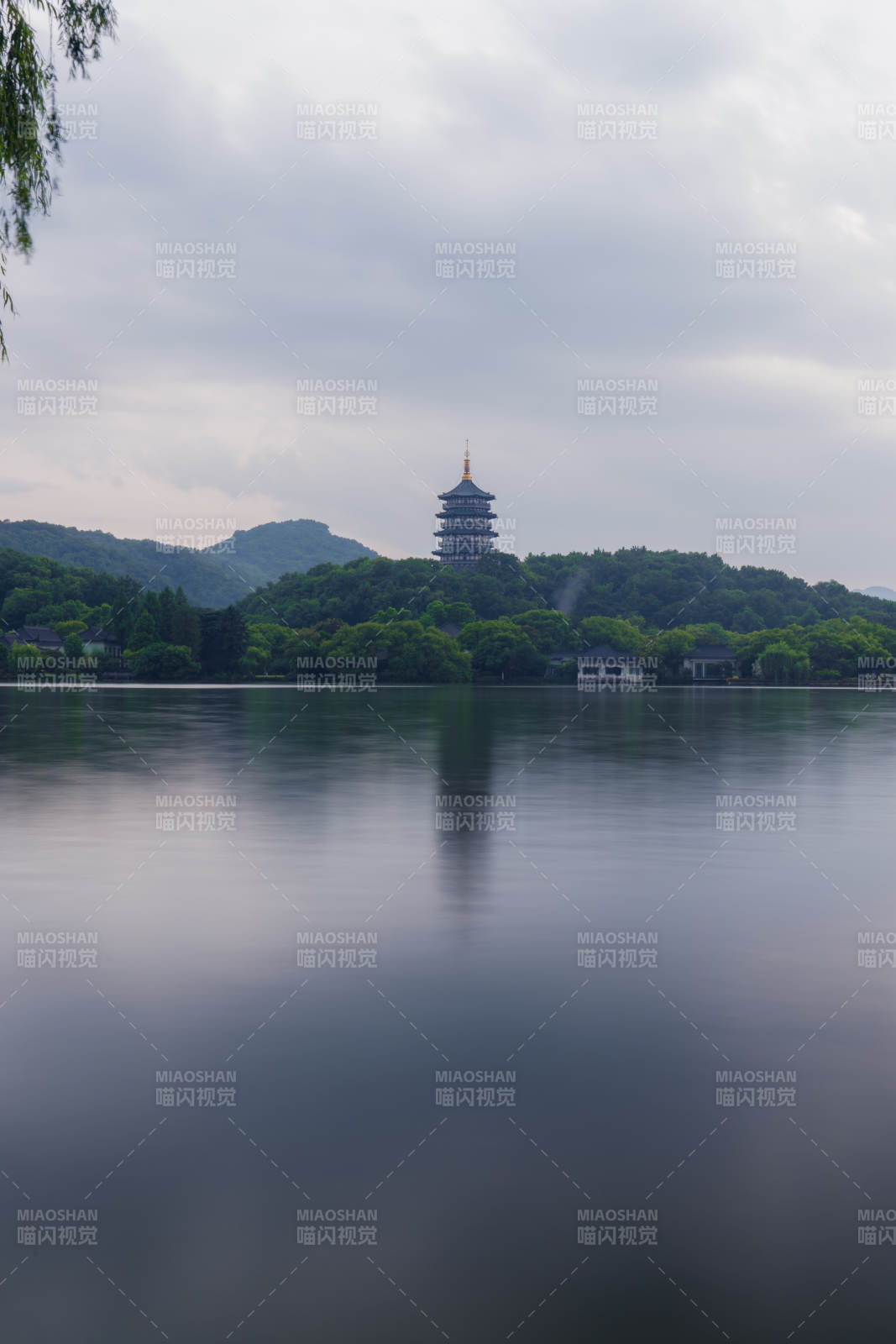 西湖雷峰塔倒影寧靜