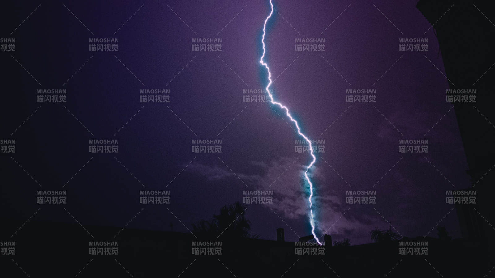 夜空中的閃電瞬間