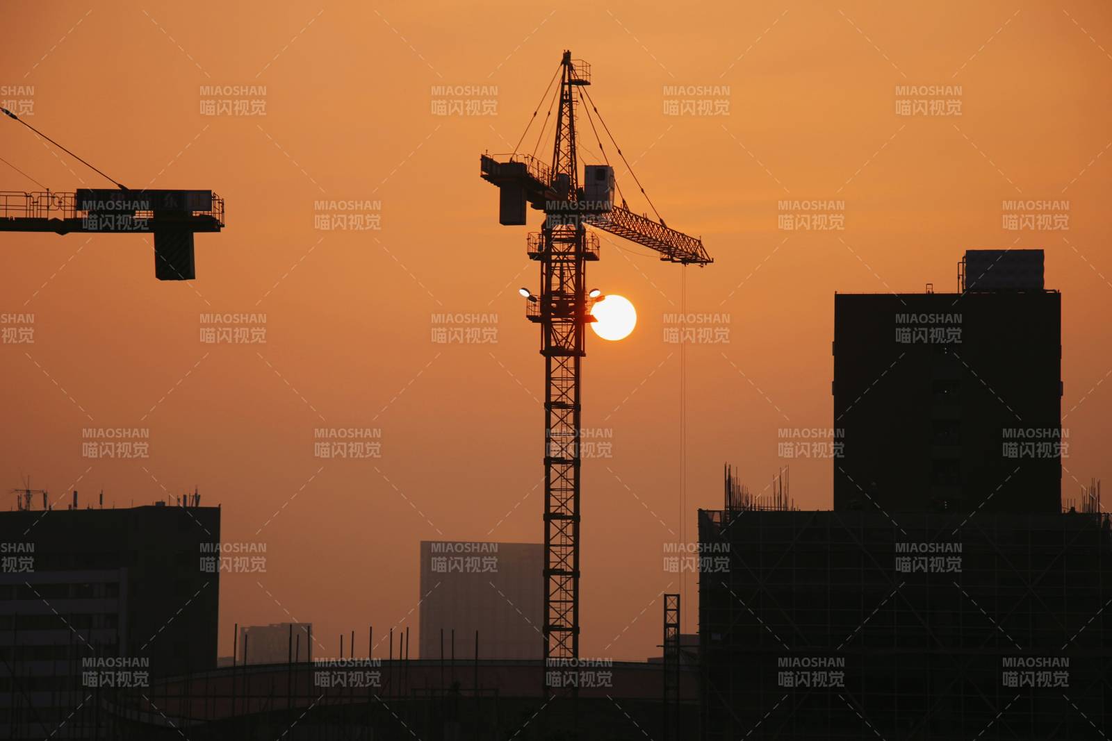 夕陽(yáng)下的建筑工地剪影