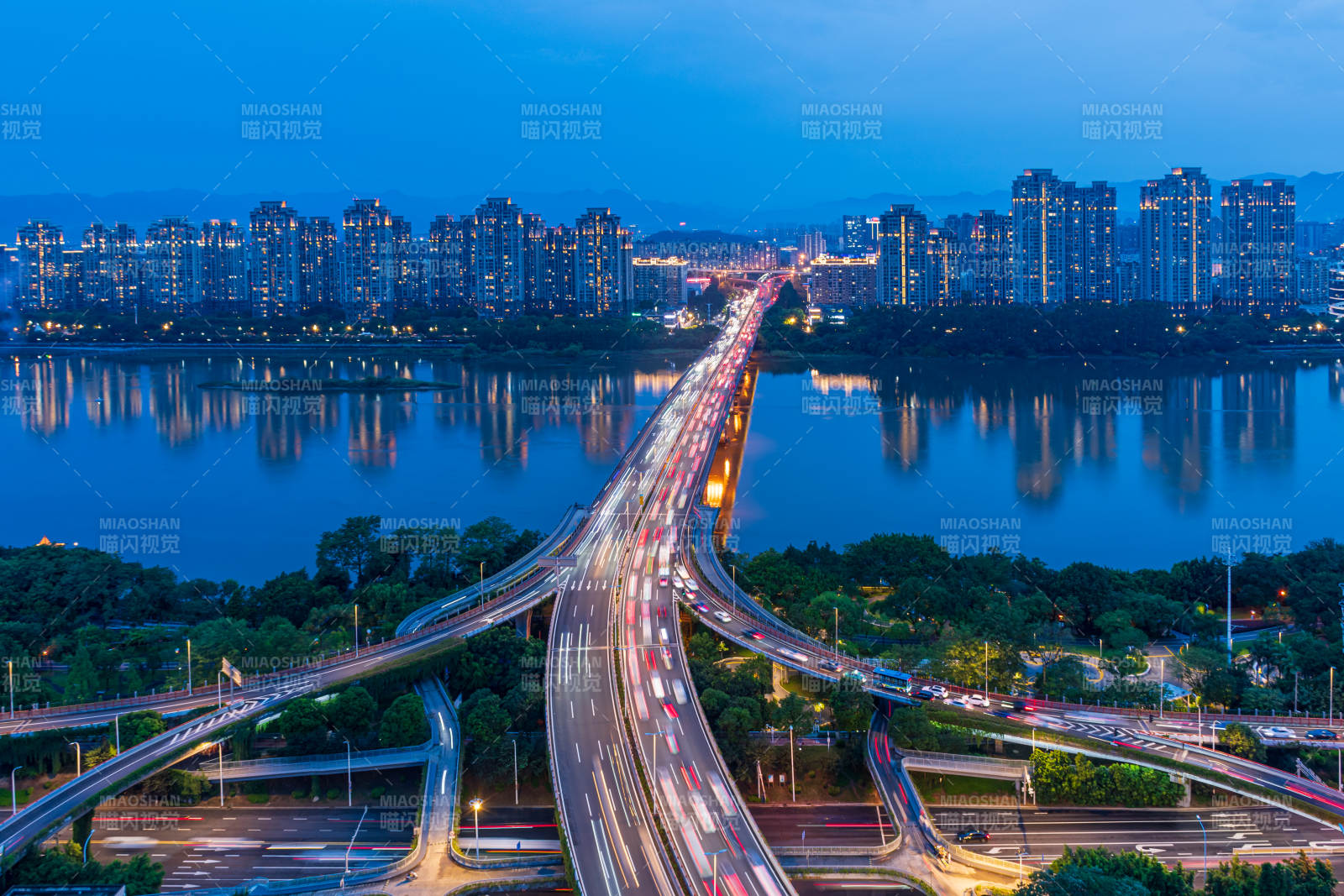 福州城市夜景與繁忙的尤溪洲大橋