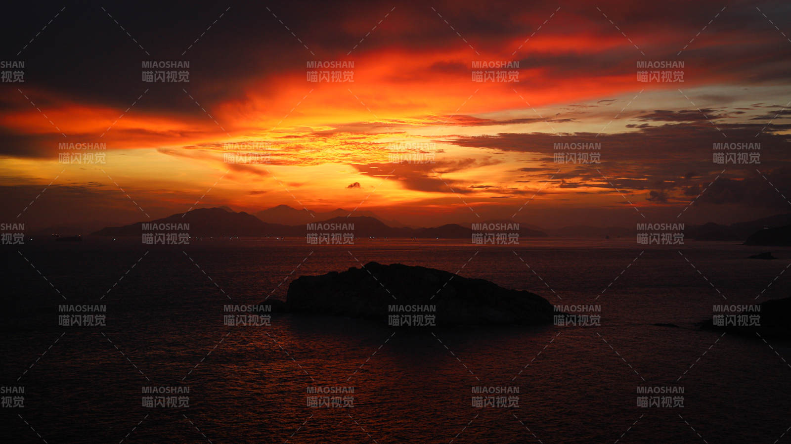 夕陽(yáng)下的孤島剪影