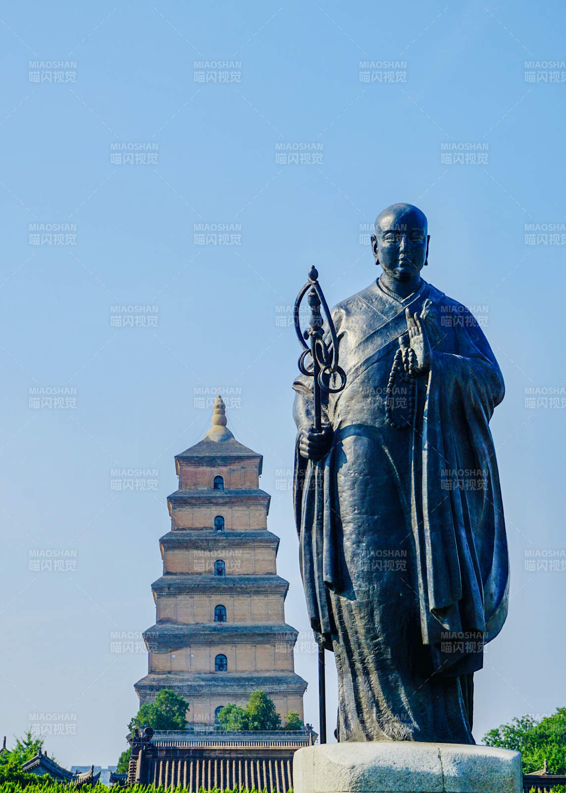 玄奘雕像與大雁塔背景