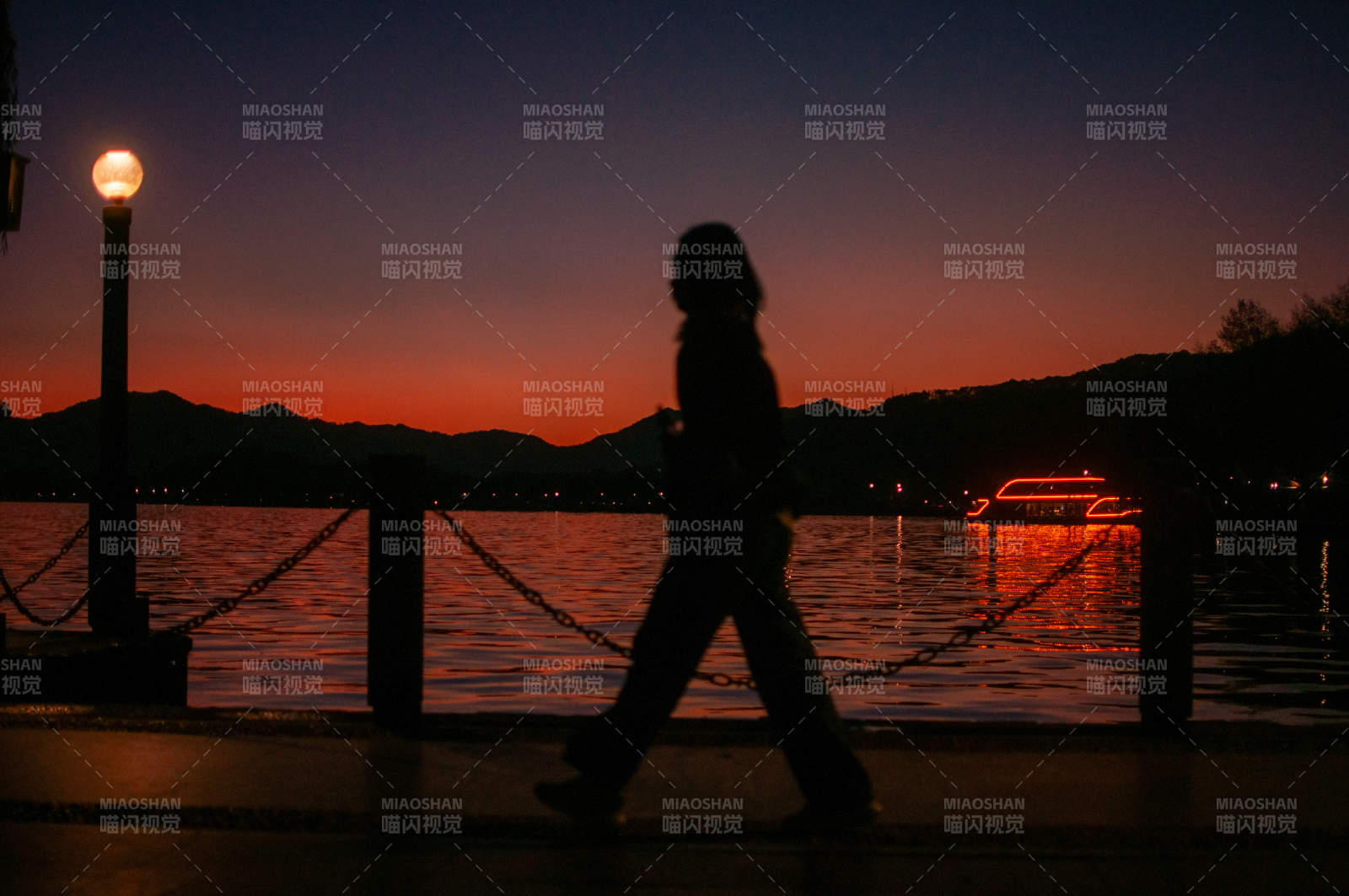 湖畔黃昏 行人剪影