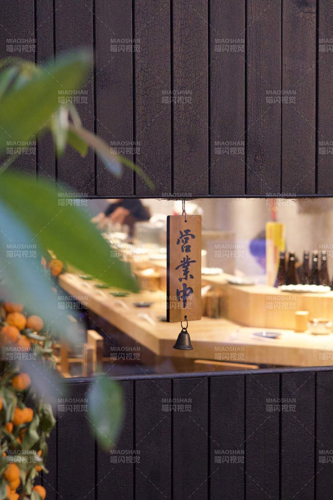 日式餐廳營業中招牌特寫