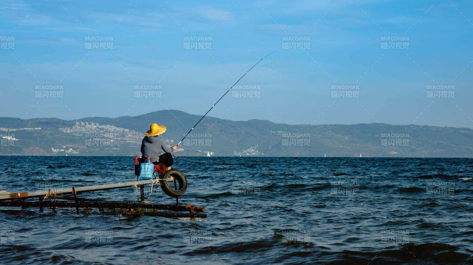 湖畔垂釣 寧靜時光