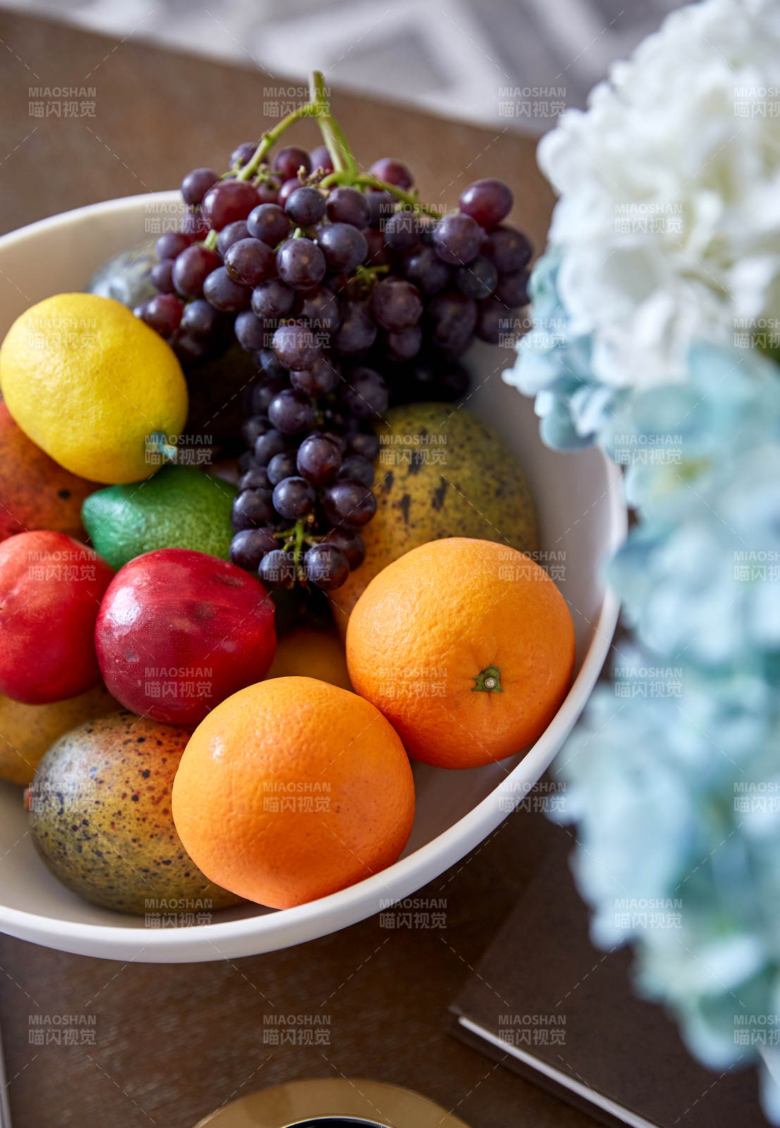 水果拼盤與鮮花相伴