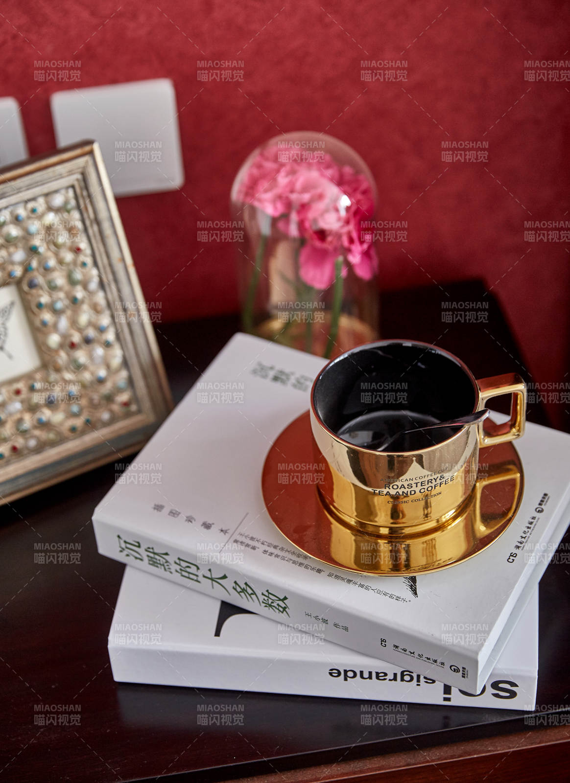金色咖啡杯與書的靜謐時光