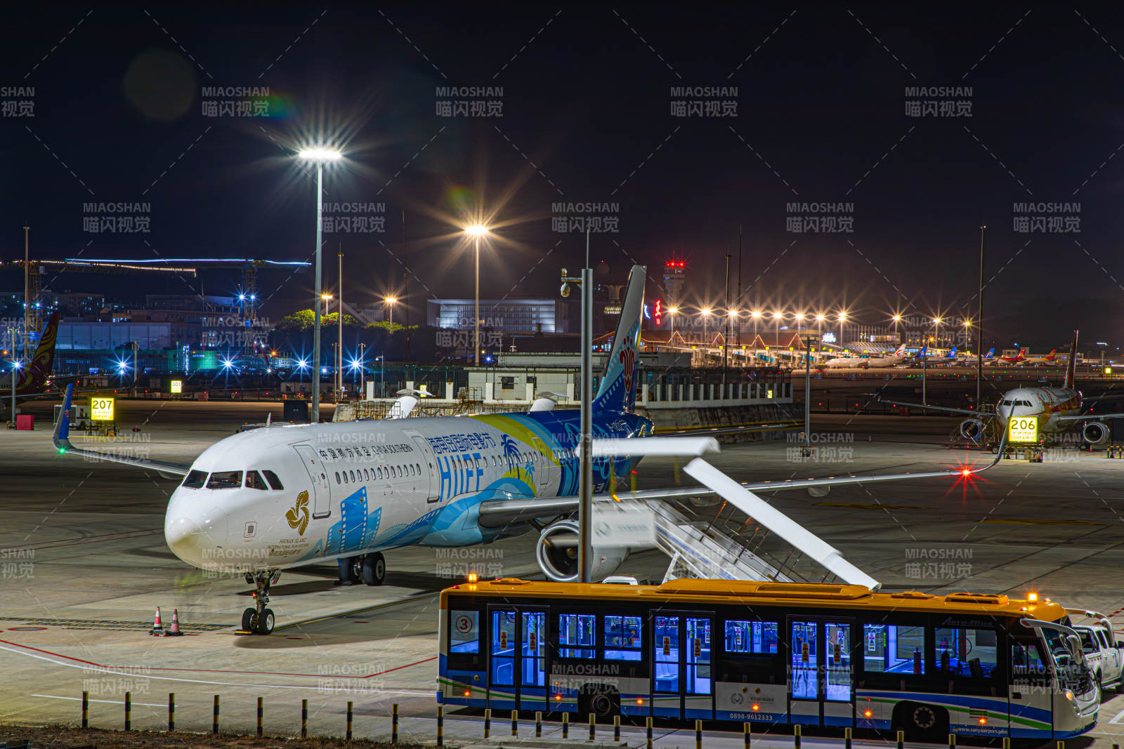夜航機(jī)場(chǎng) 飛機(jī)靜候啟程
