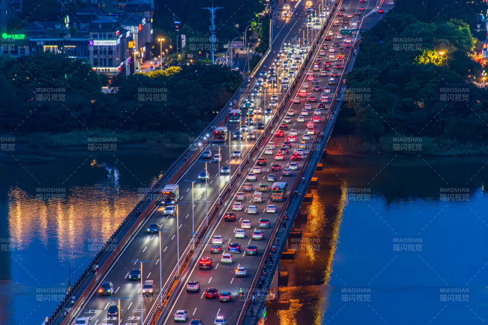 福州夜幕下繁忙的尤溪洲大橋