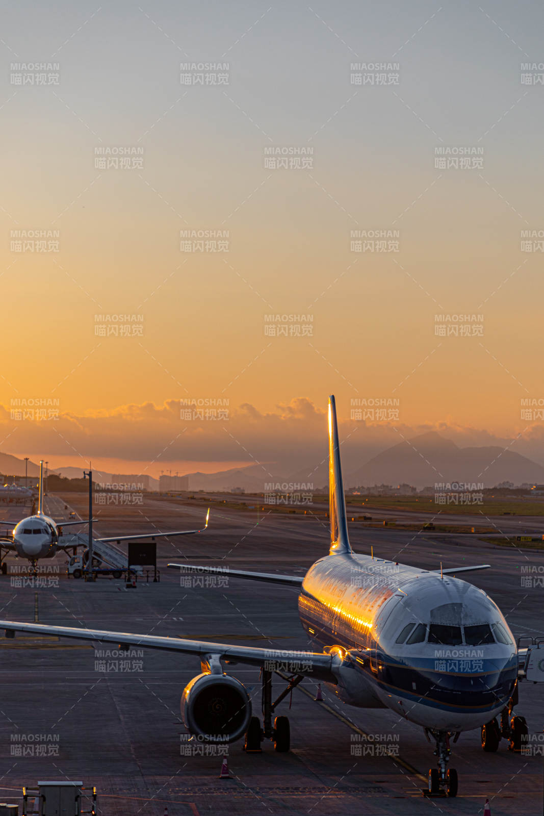 夕陽下的機場停機坪