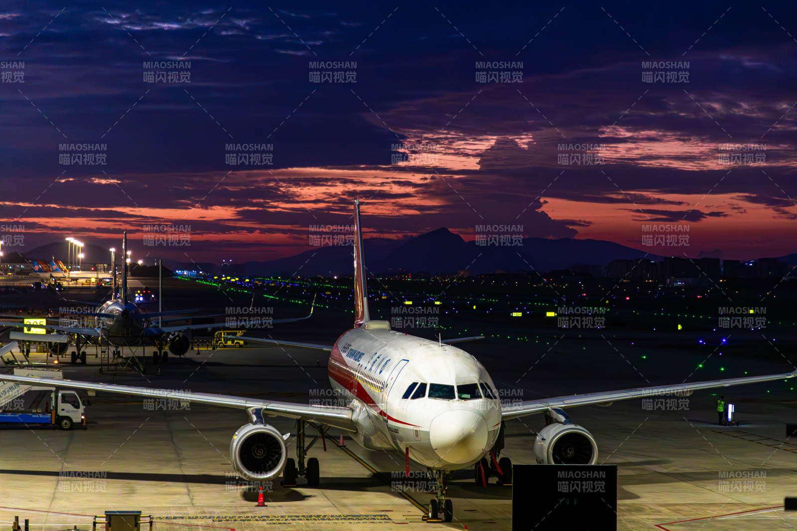 機場夜景 飛機靜候起飛