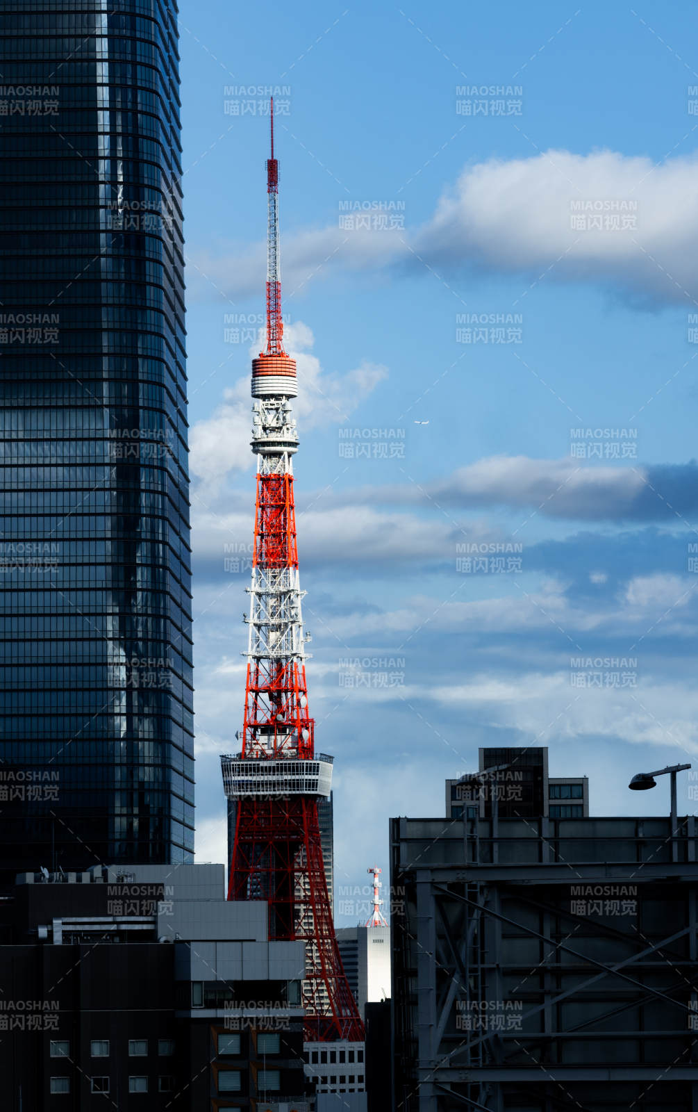 東京塔與高樓對比圖