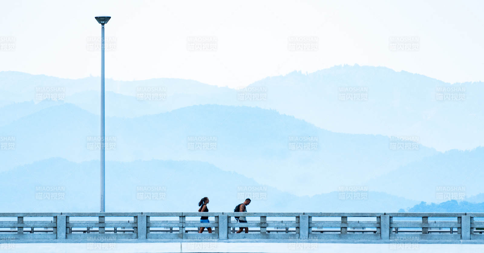 橋上行人 遠山朦朧