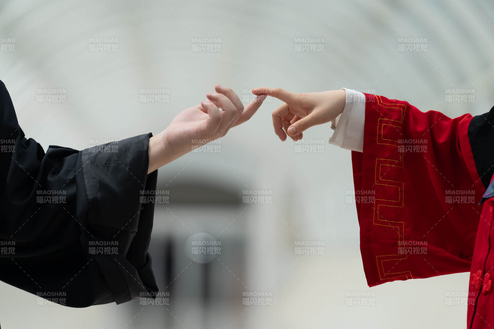 指尖相觸 紅黑交織