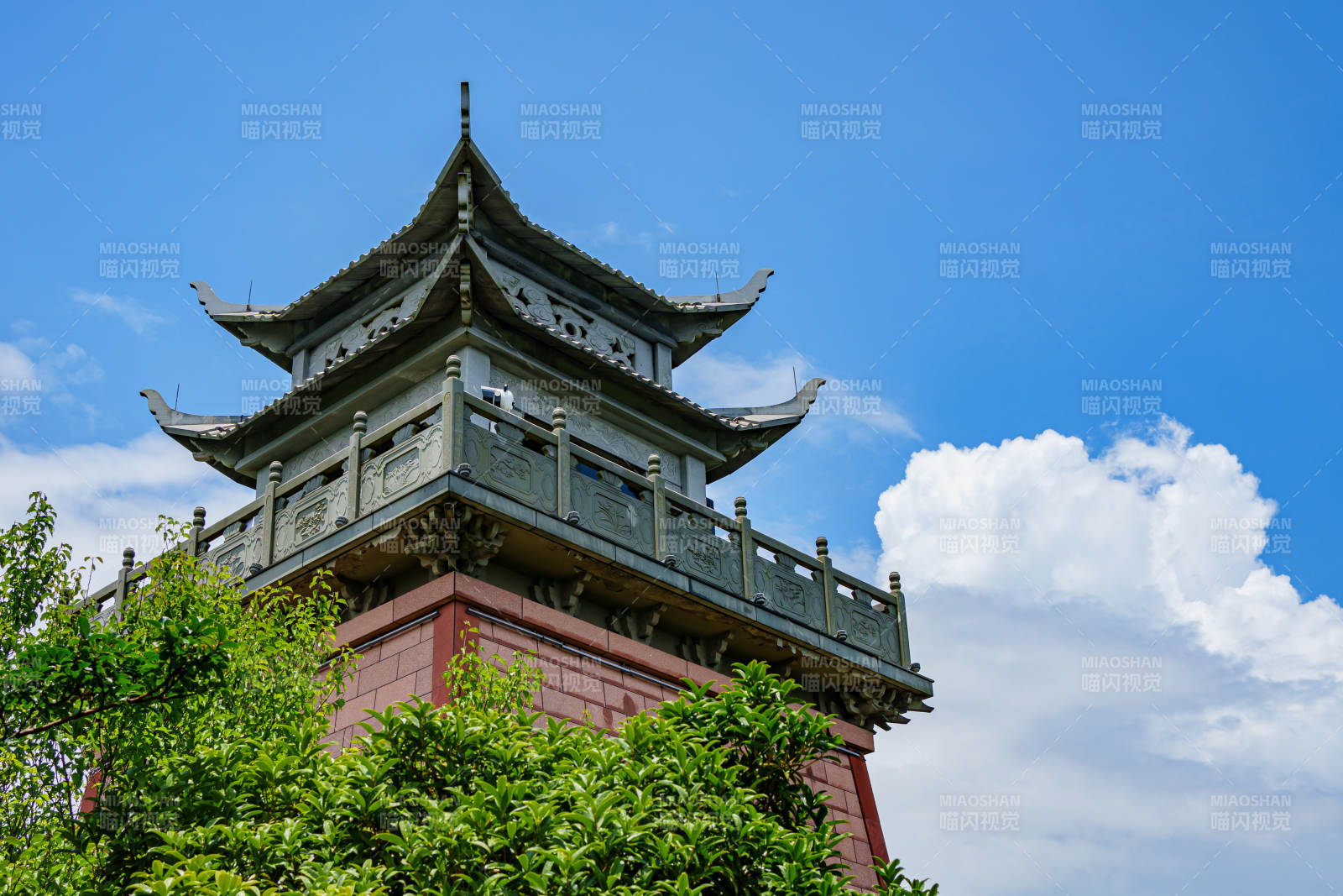 古塔映藍天 綠樹環繞--杭州望江閣